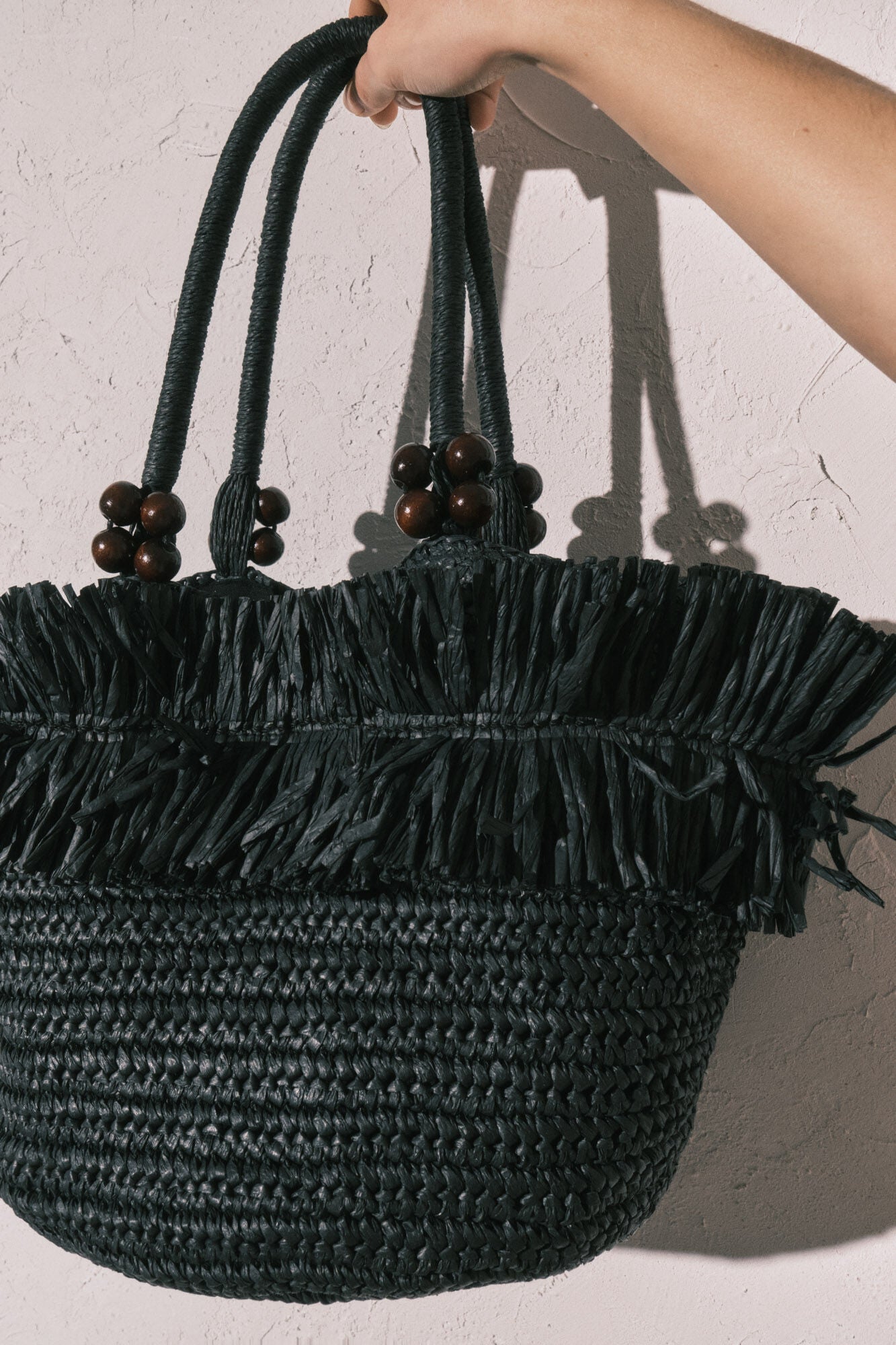 Medium raffia bag with black fringe