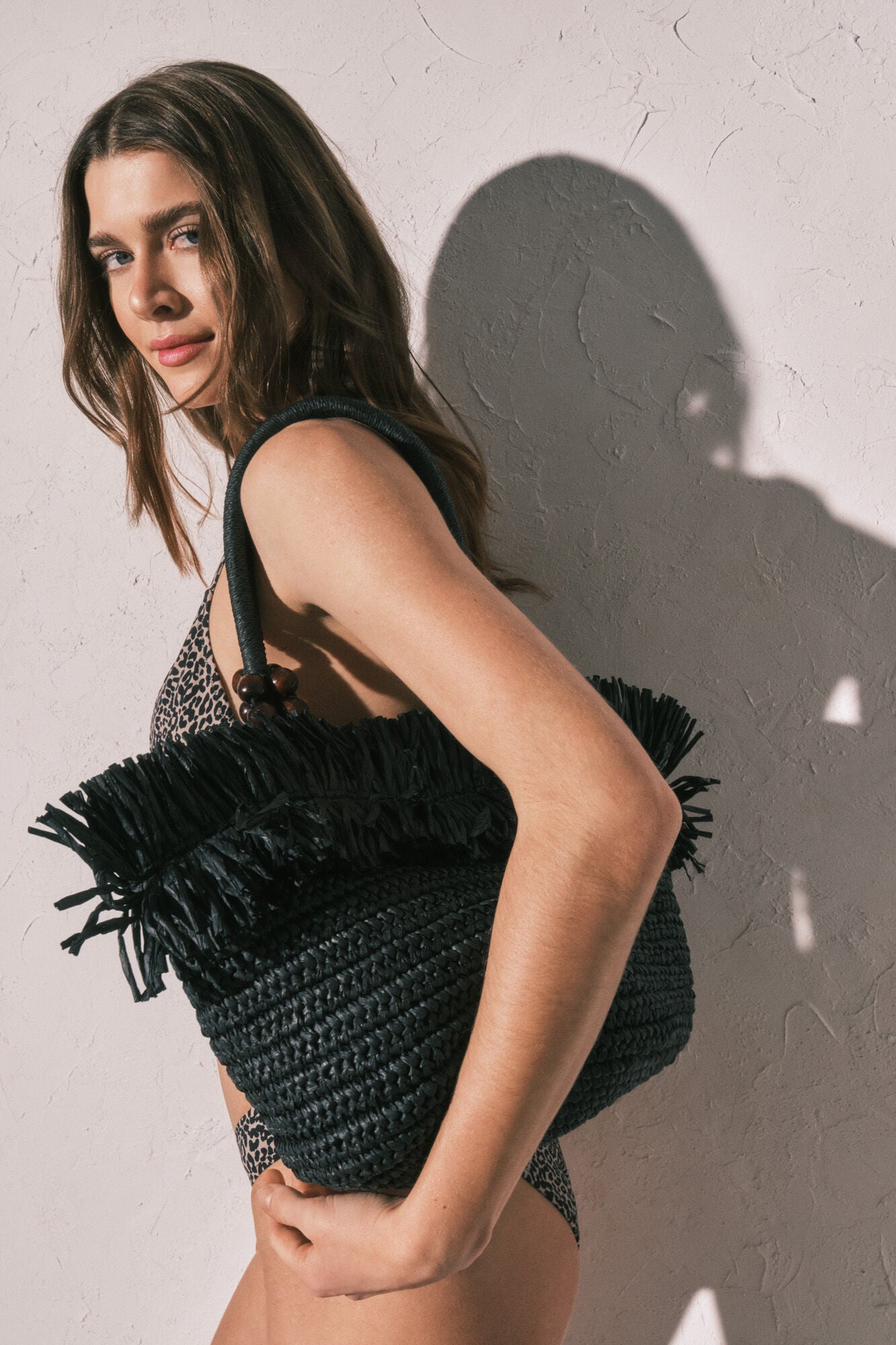Medium raffia bag with black fringe