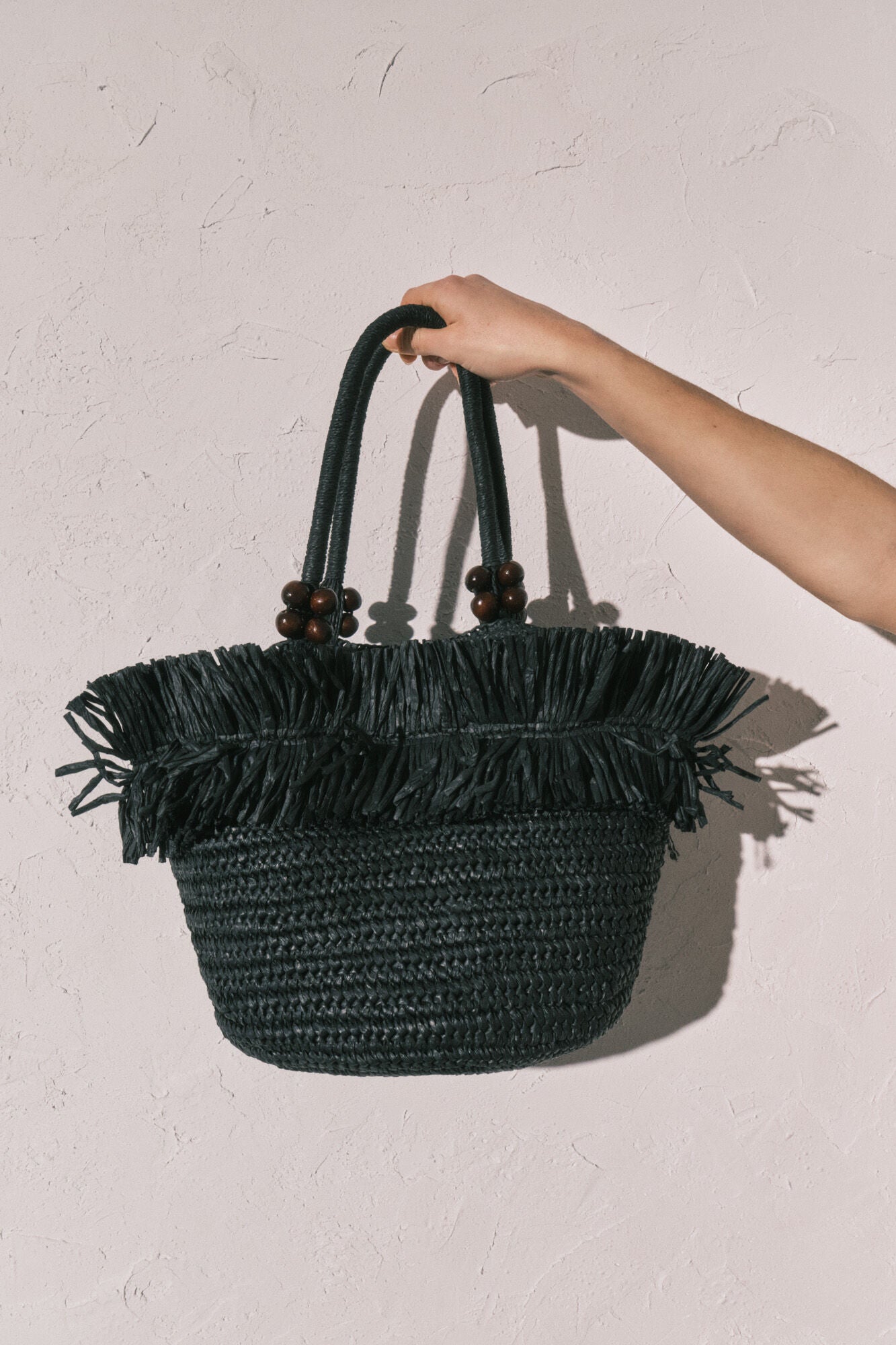 Medium raffia bag with black fringe