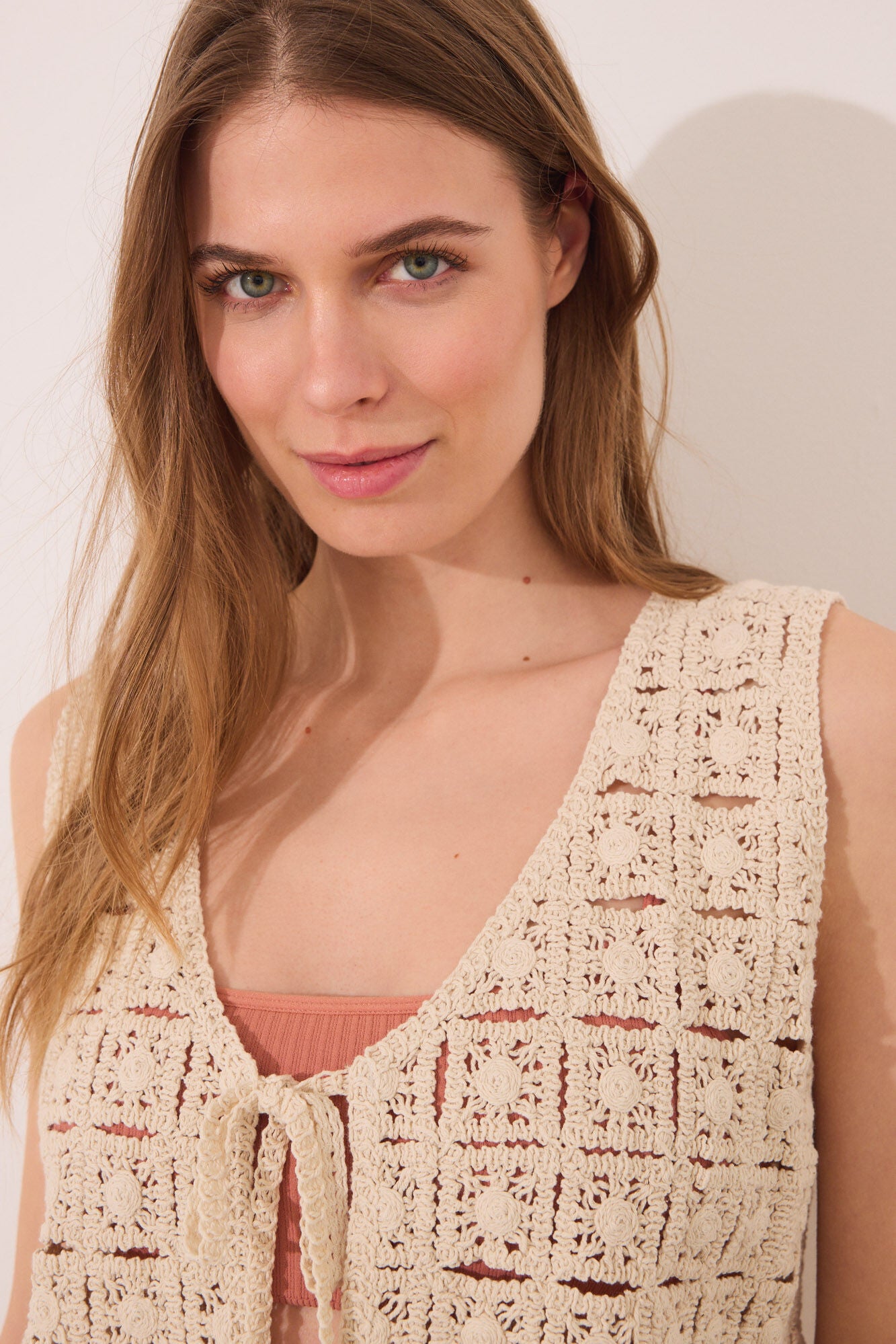 Crochet beige short gilet