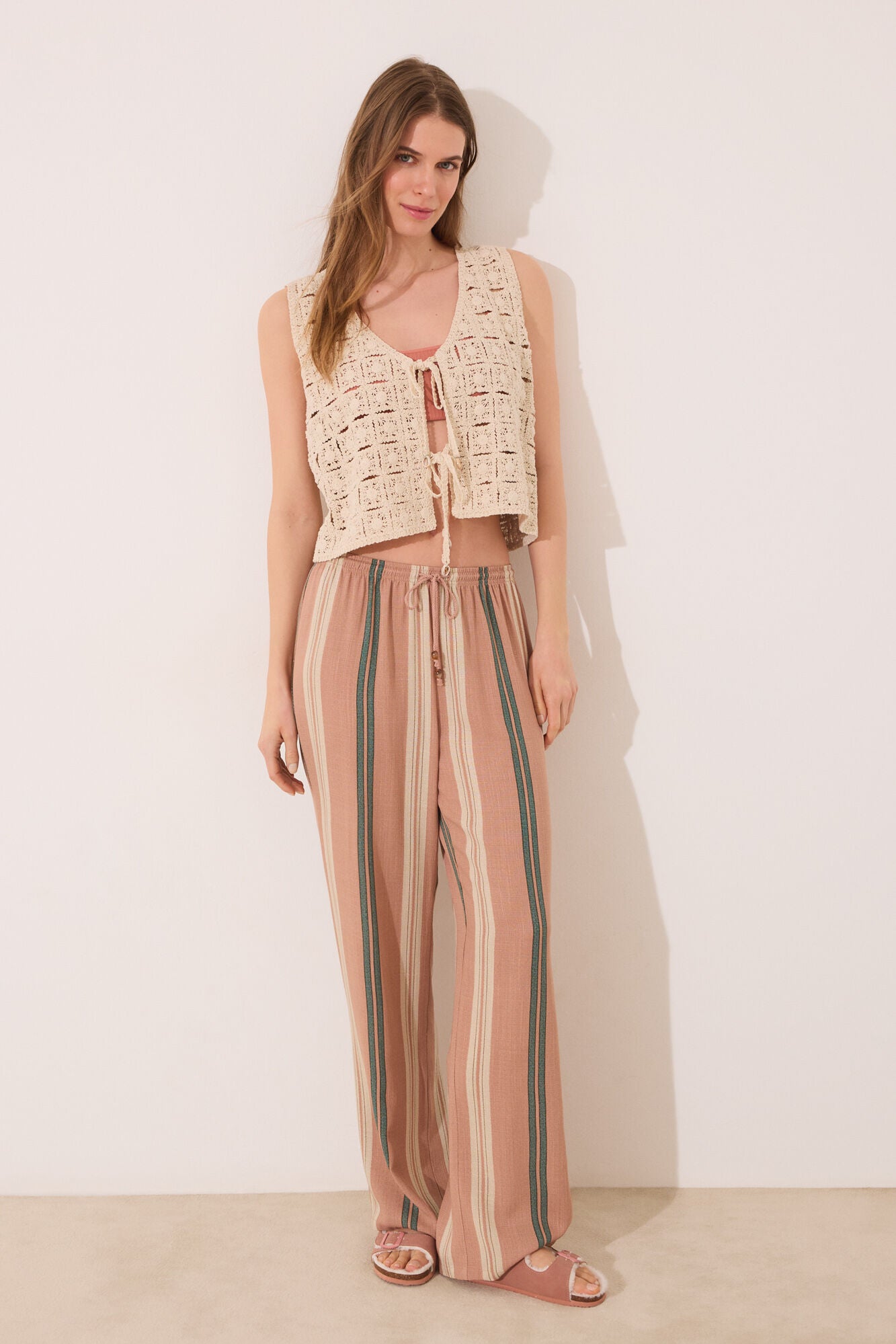 Crochet beige short gilet