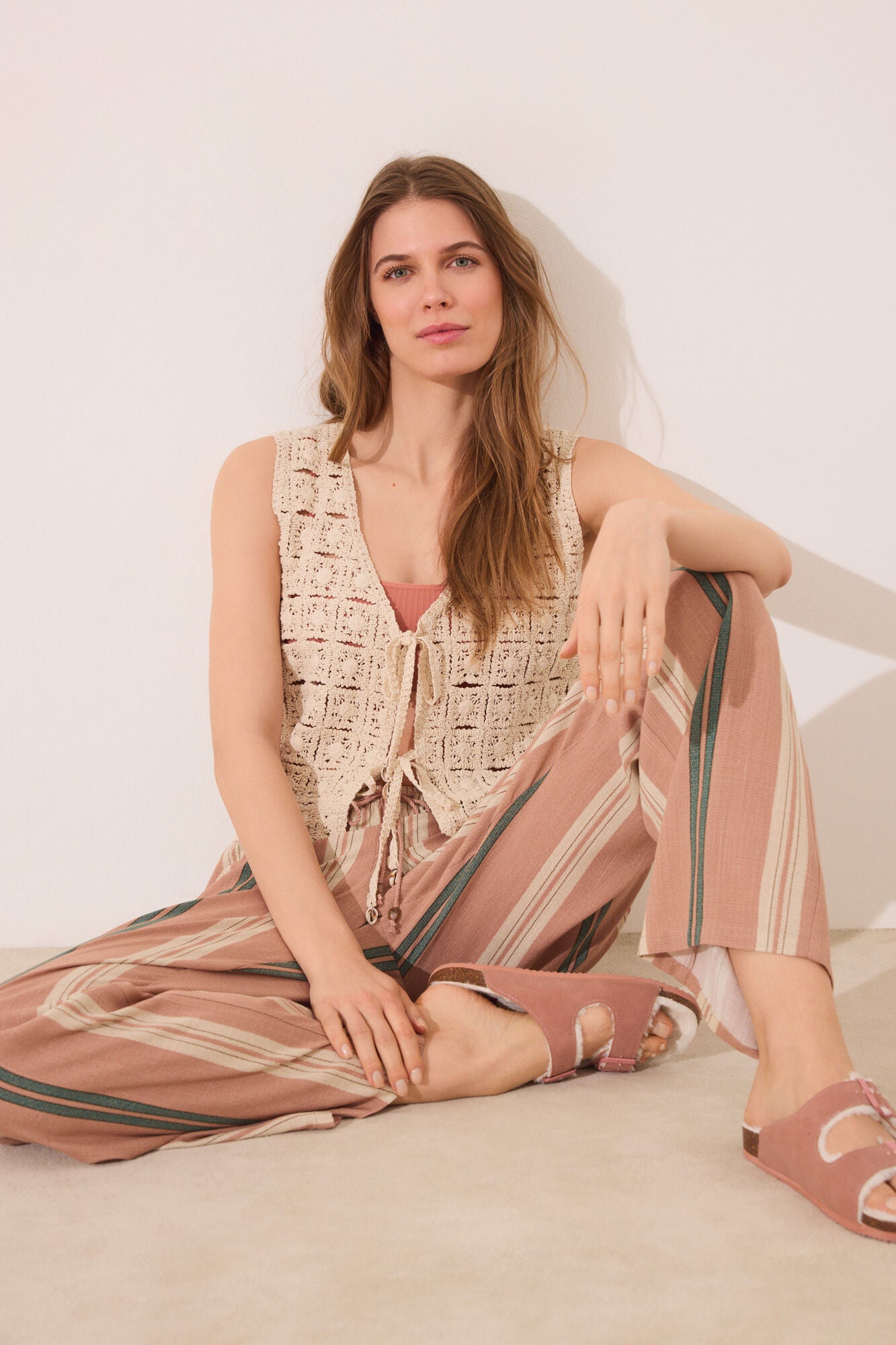 Crochet beige short gilet