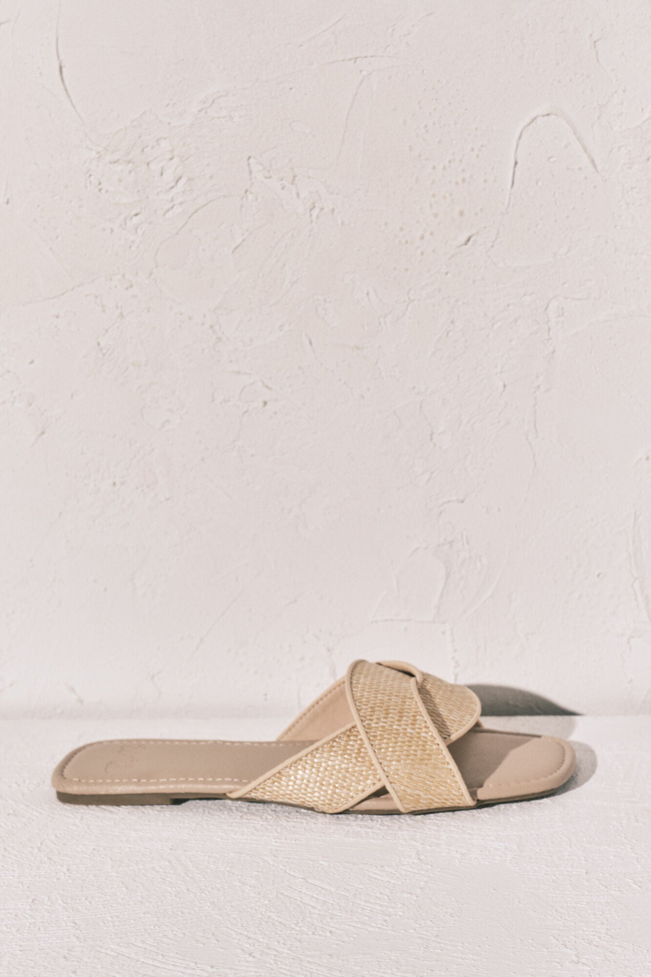 Beige raffia mule sandals