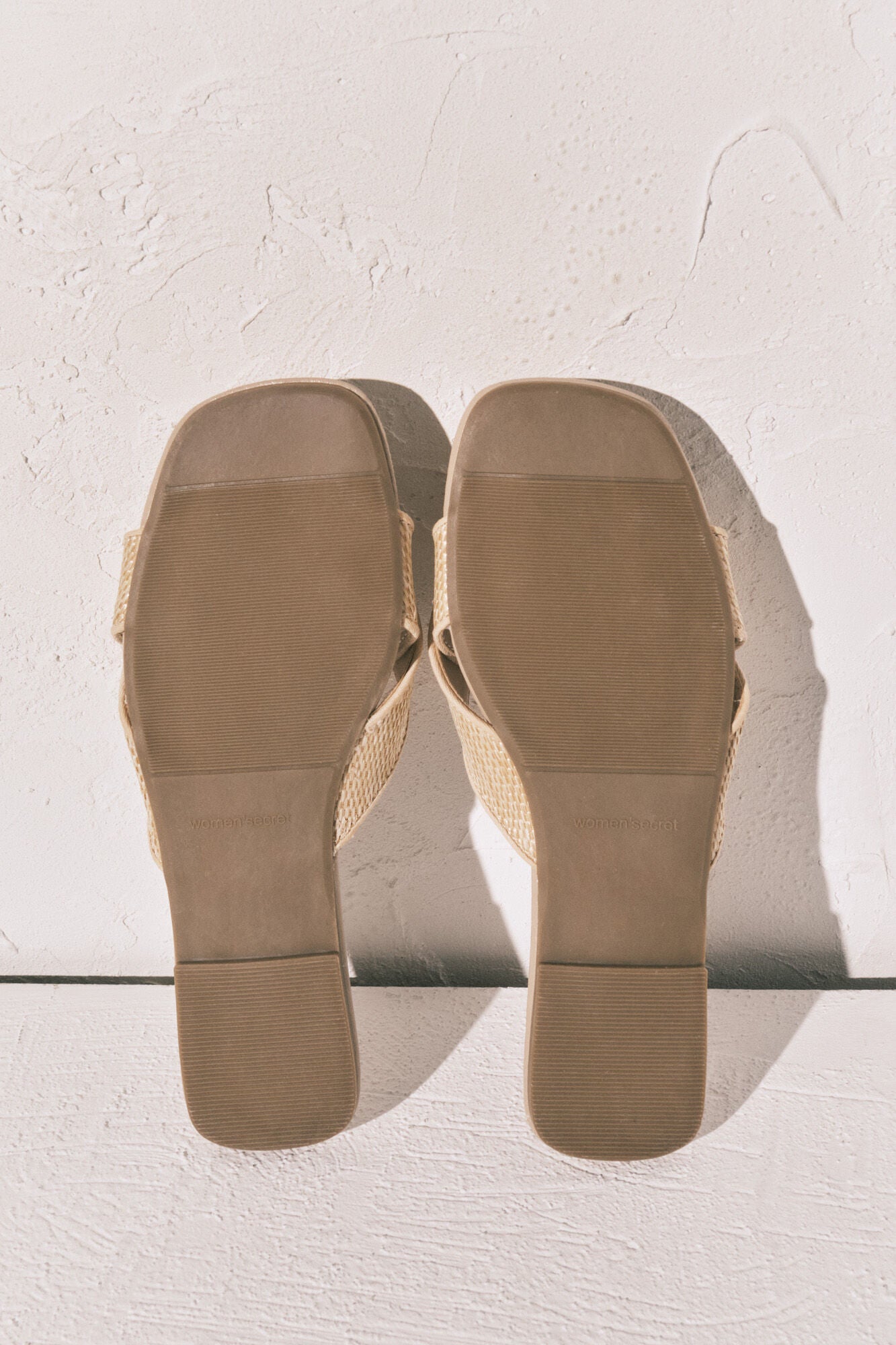 Beige raffia mule sandals