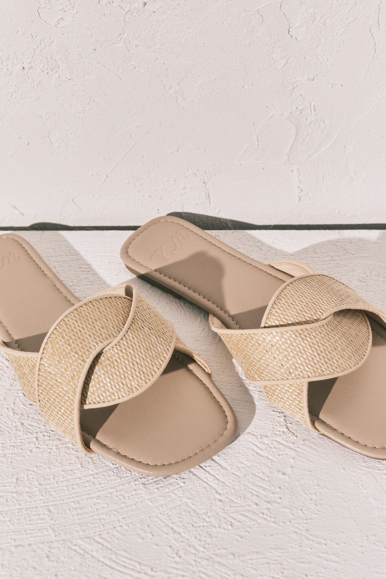 Beige raffia mule sandals
