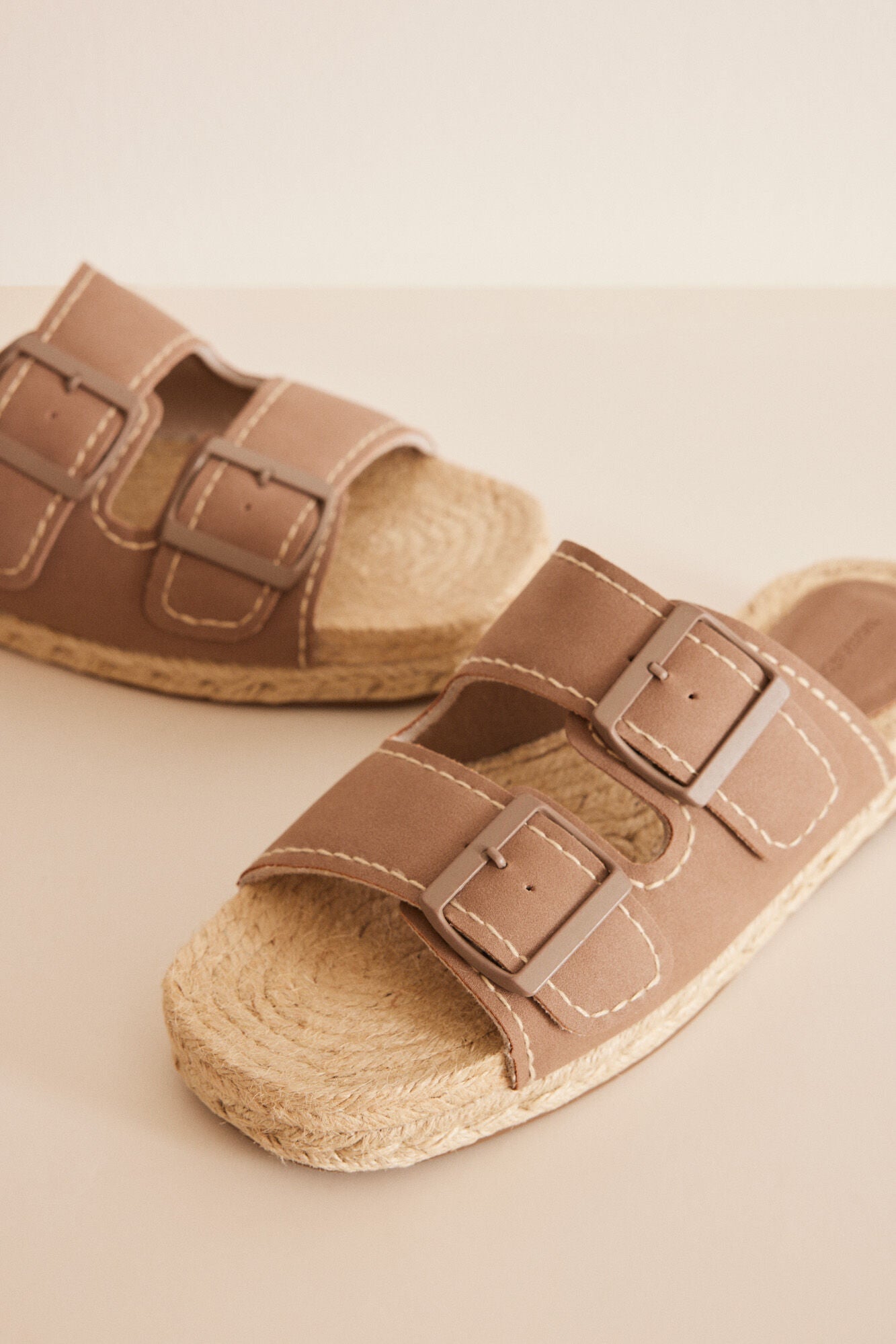 Beige jute buckled sandals