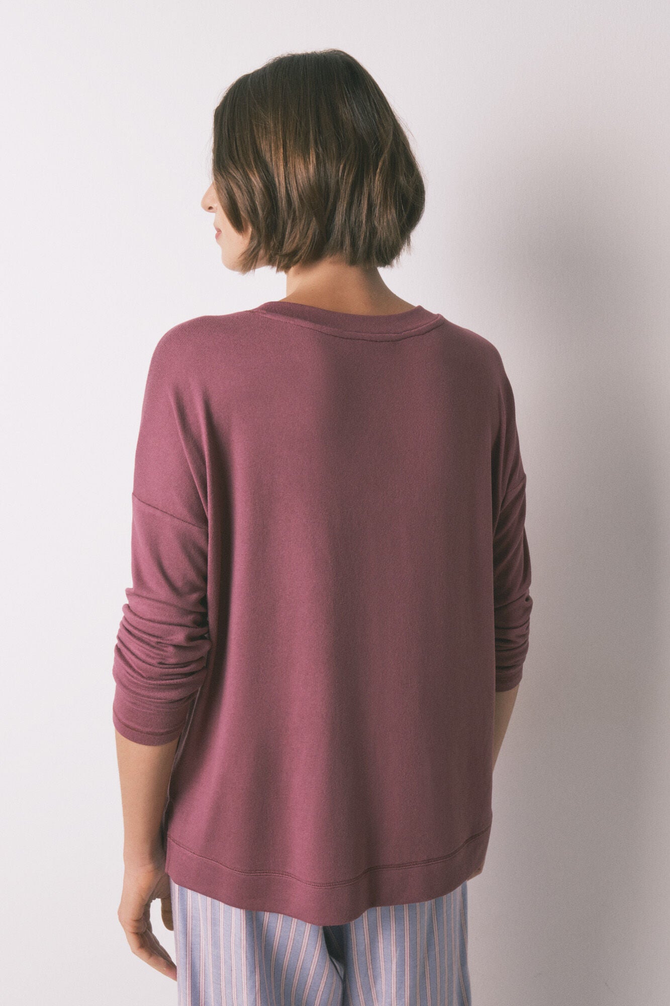 Loose-fitting long-sleeved maroon T-shirt