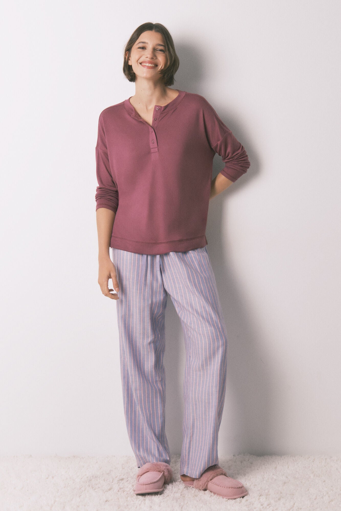 Loose-fitting long-sleeved maroon T-shirt