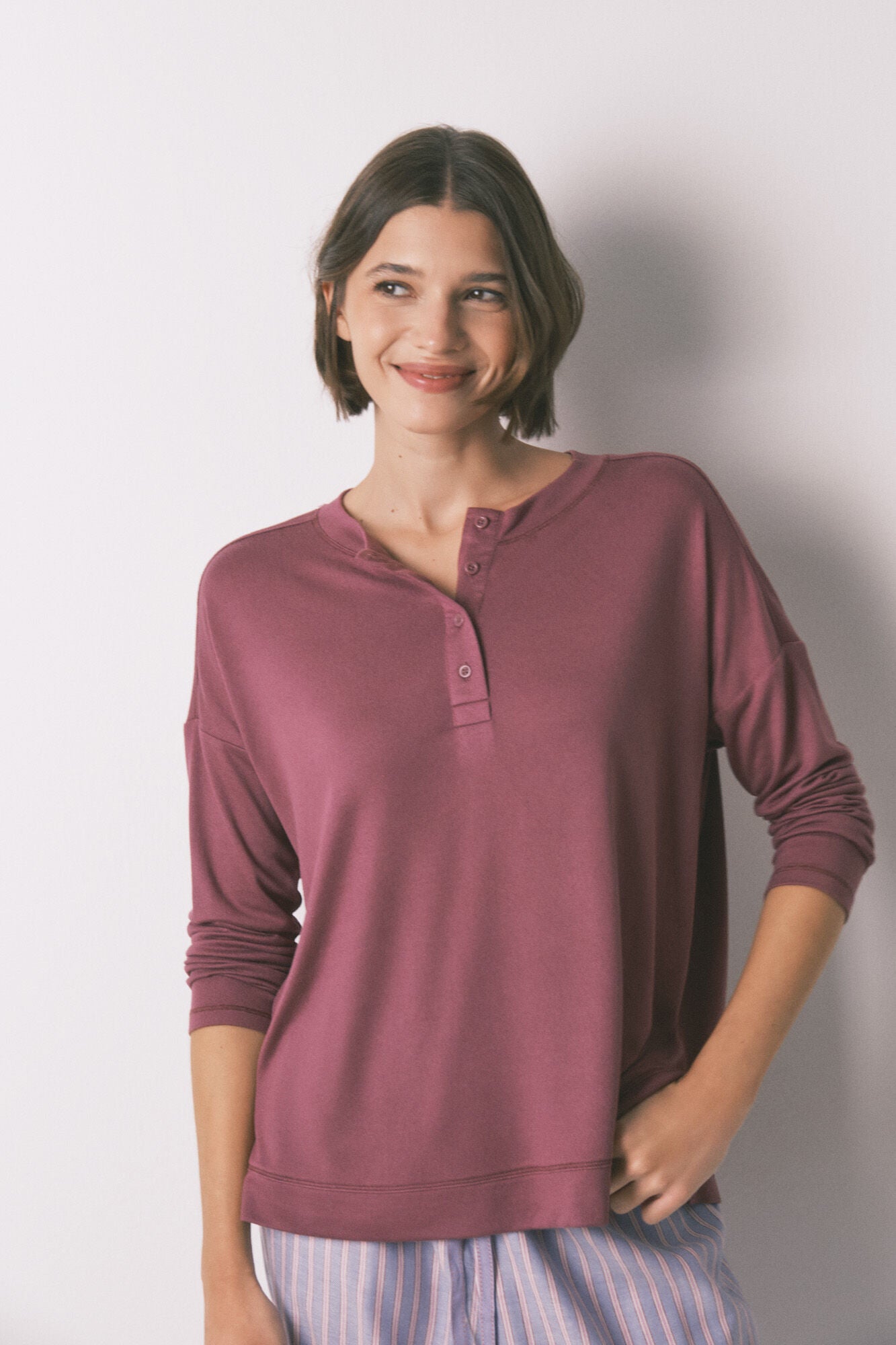 Loose-fitting long-sleeved maroon T-shirt