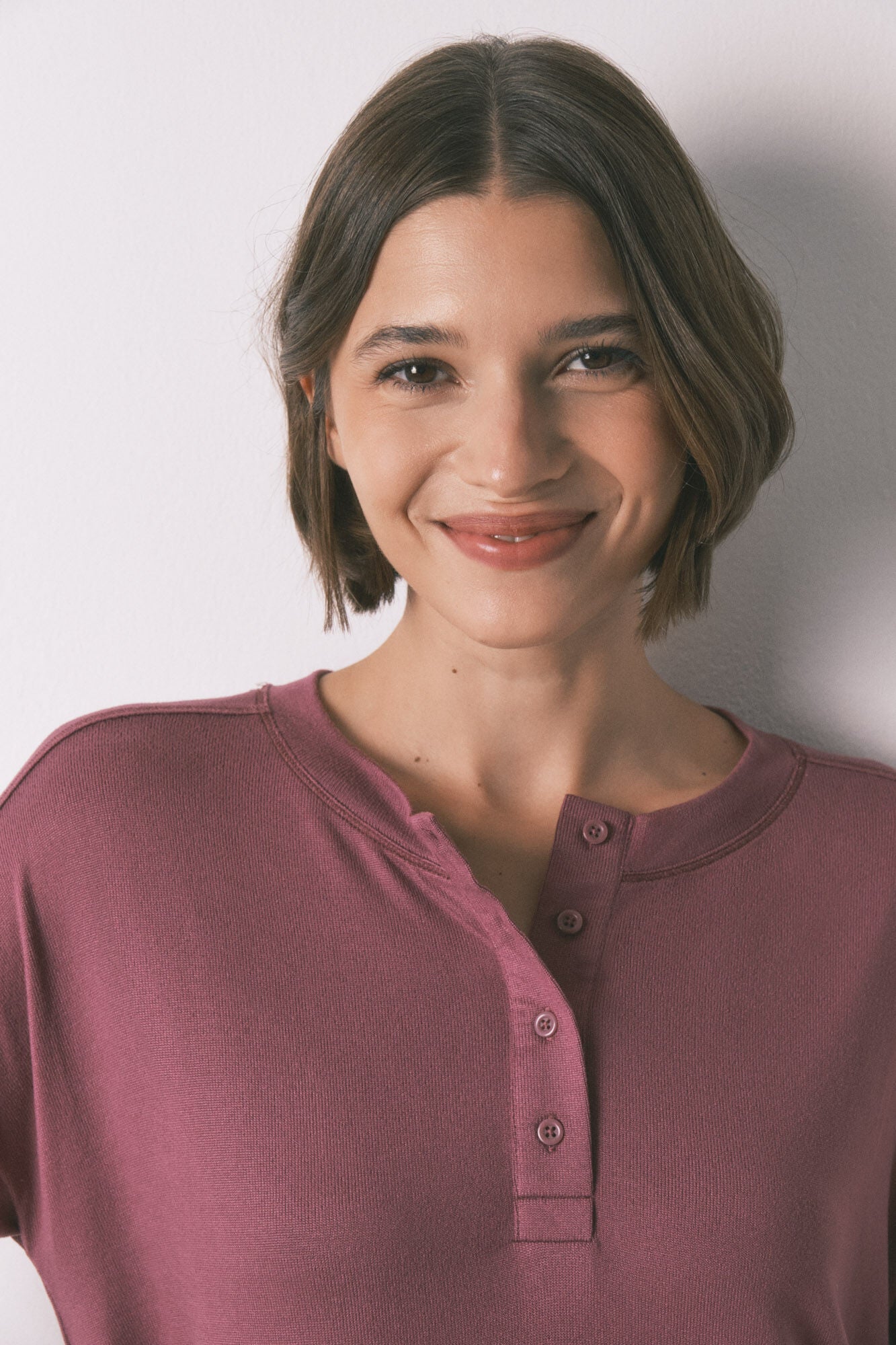 Loose-fitting long-sleeved maroon T-shirt