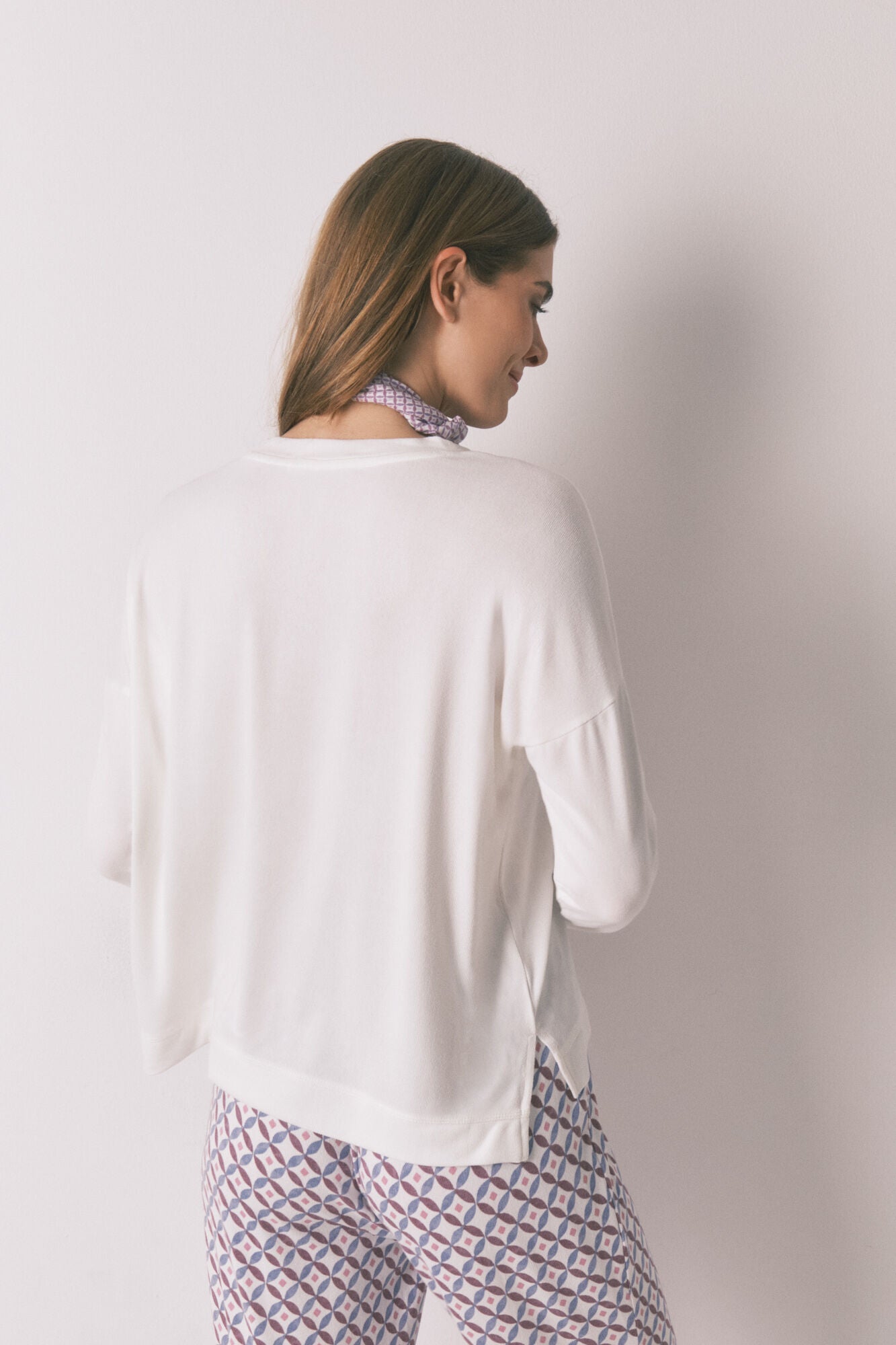 Loose long-sleeved white T-shirt