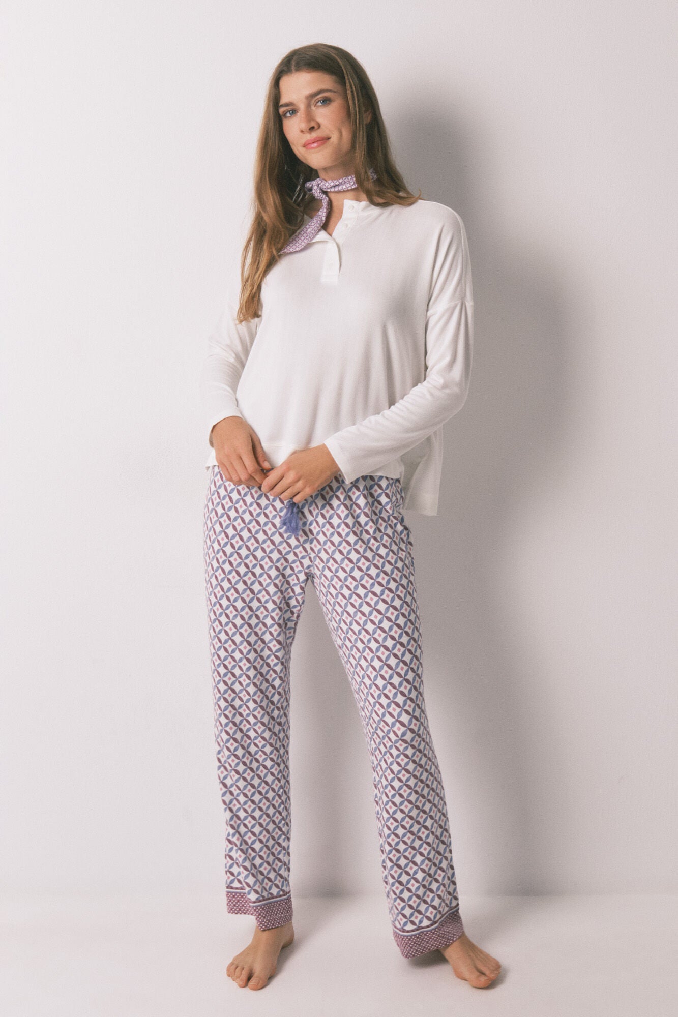 Loose long-sleeved white T-shirt