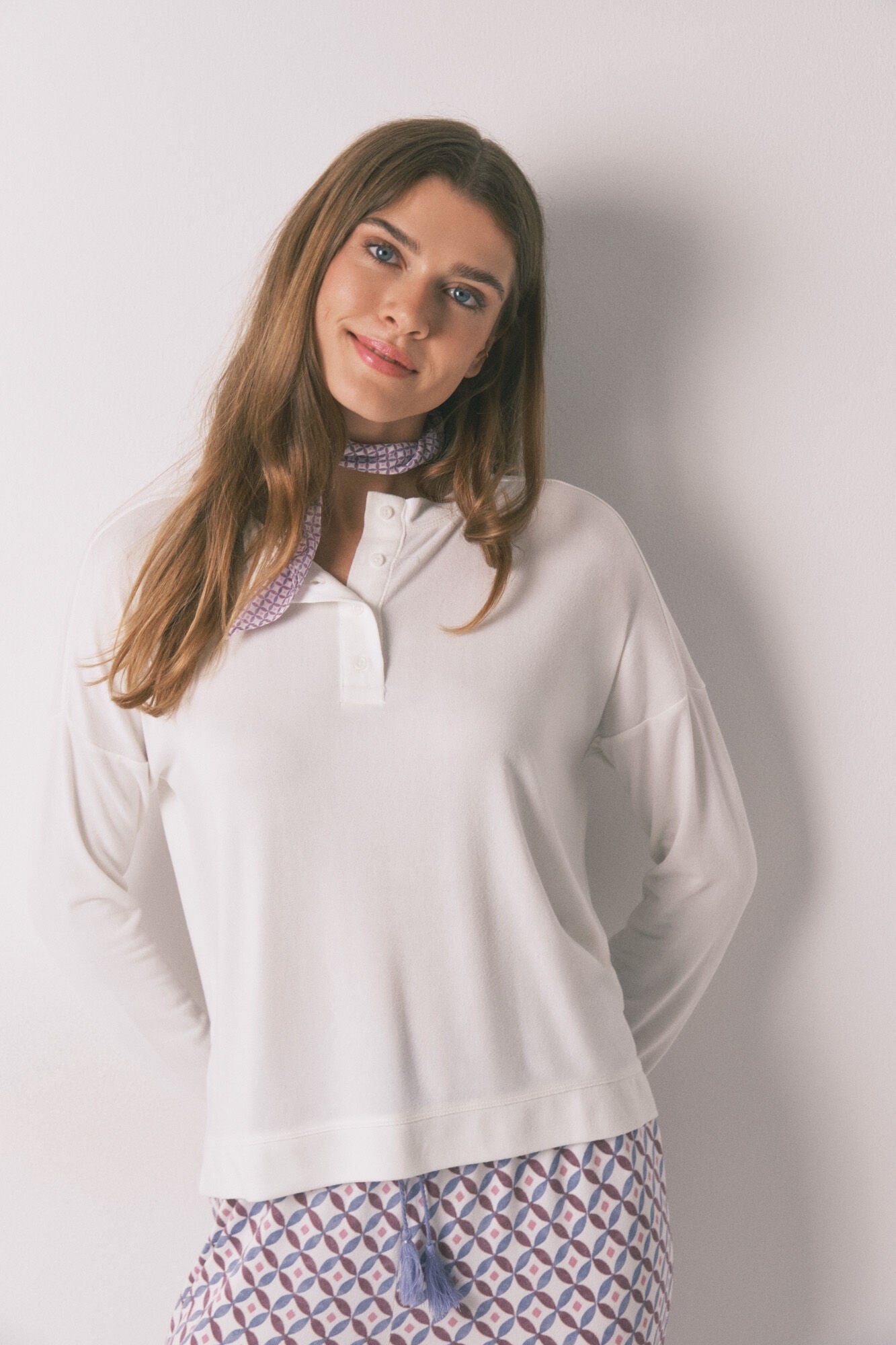 Loose long-sleeved white T-shirt