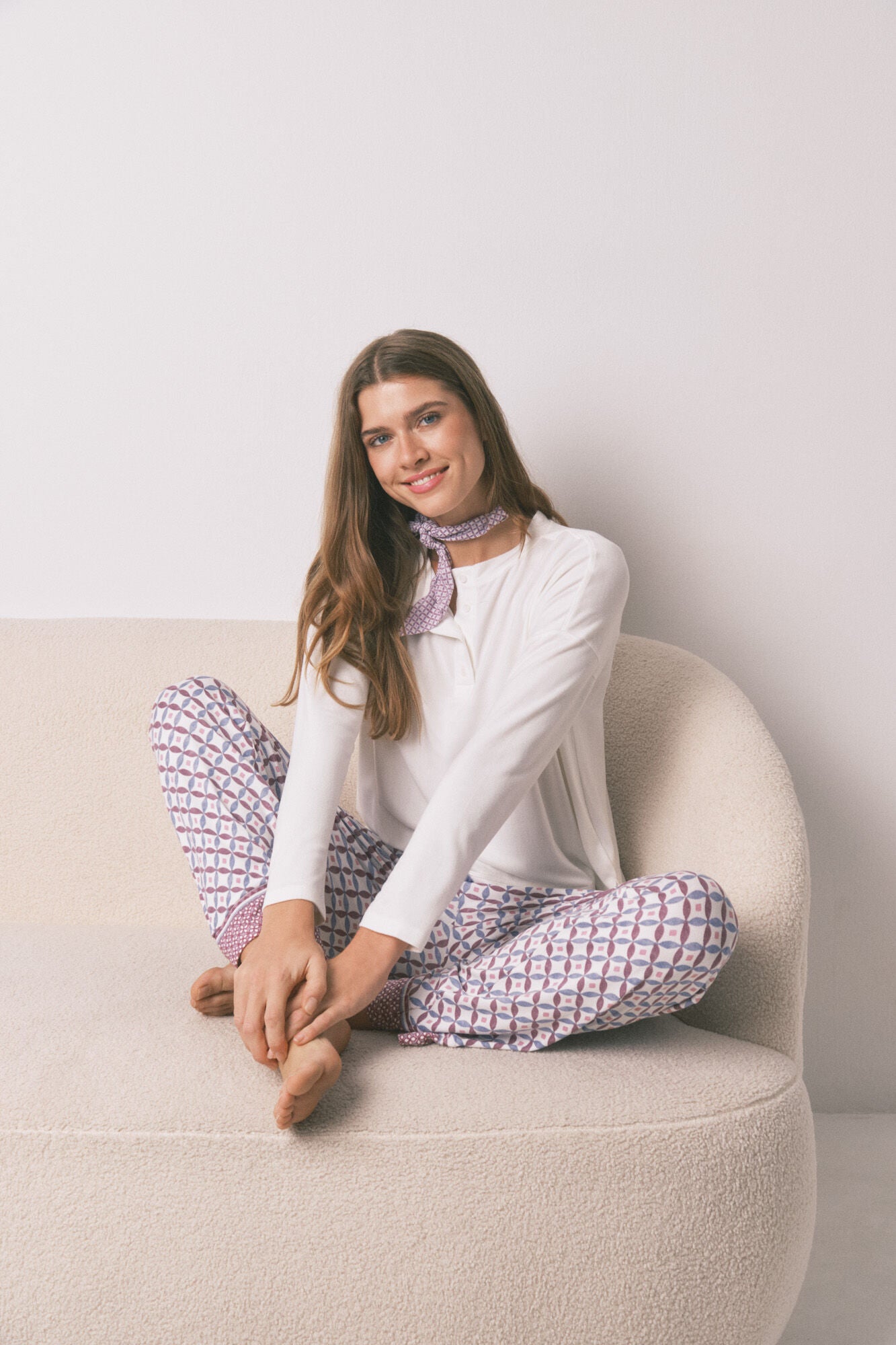 Loose long-sleeved white T-shirt