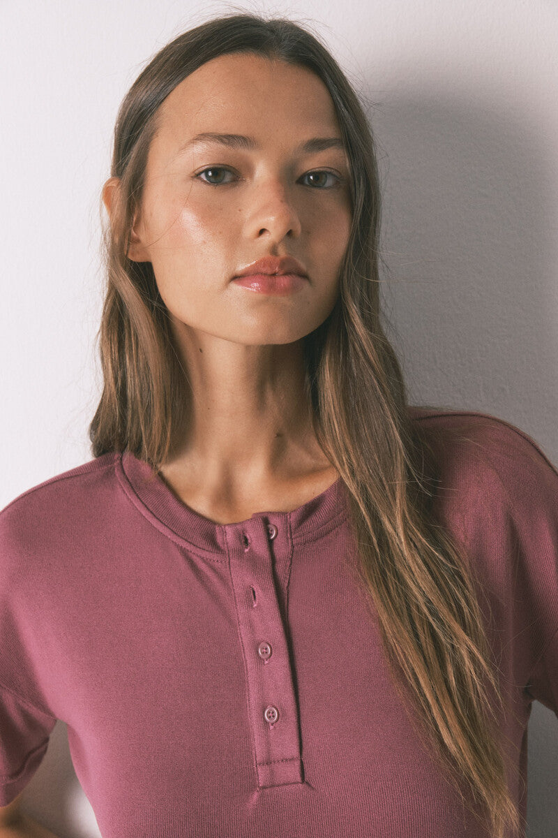 Loose-fitting short-sleeved maroon T-shirt