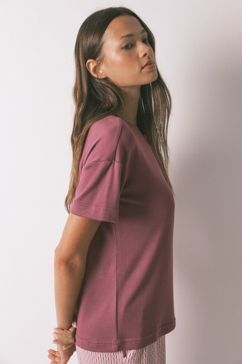 Loose-fitting short-sleeved maroon T-shirt