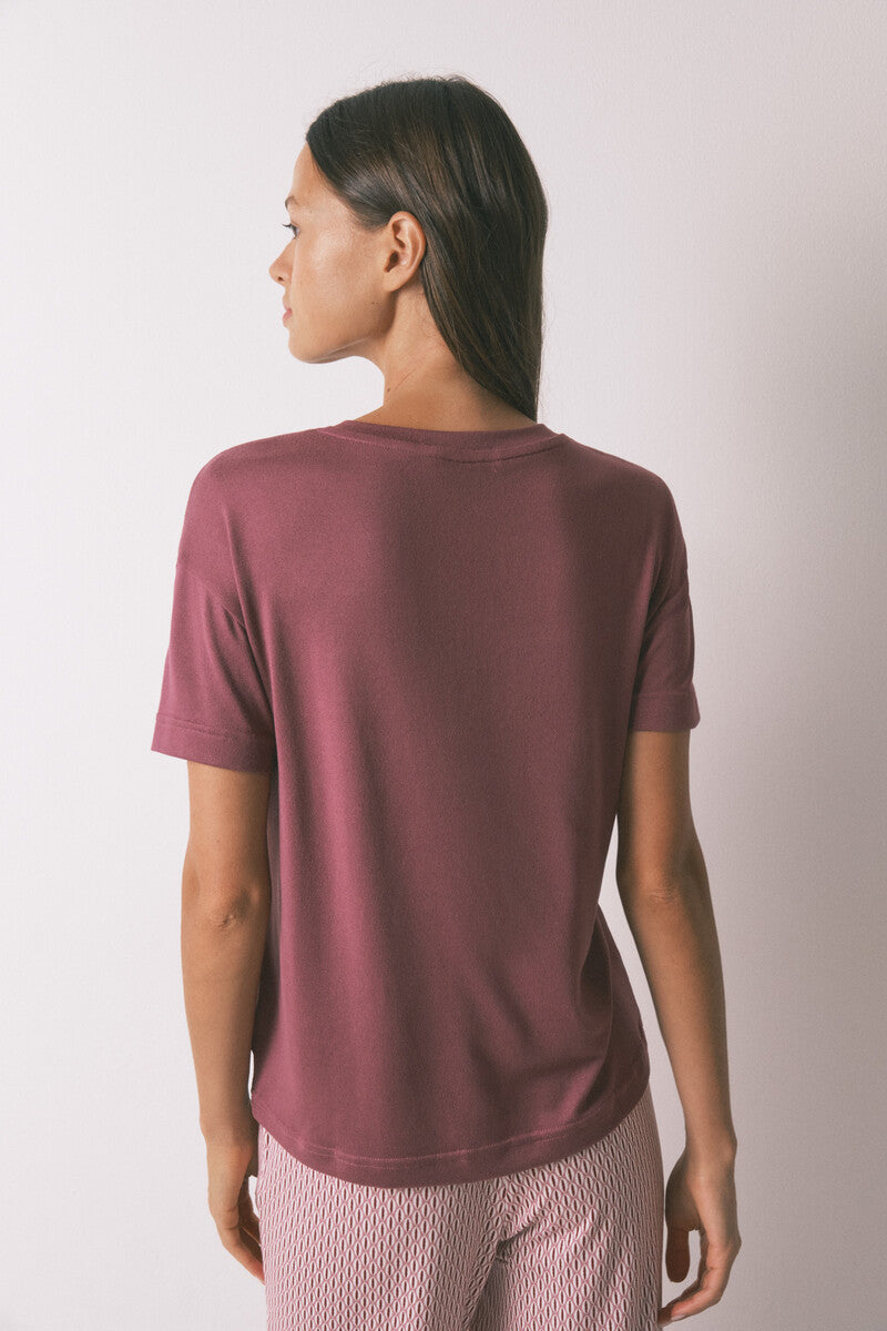 Loose-fitting short-sleeved maroon T-shirt