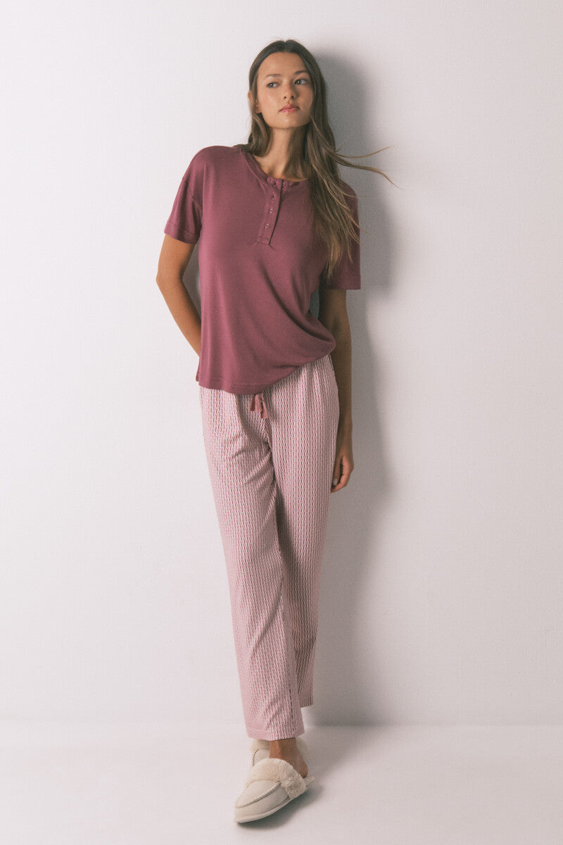 Loose-fitting short-sleeved maroon T-shirt