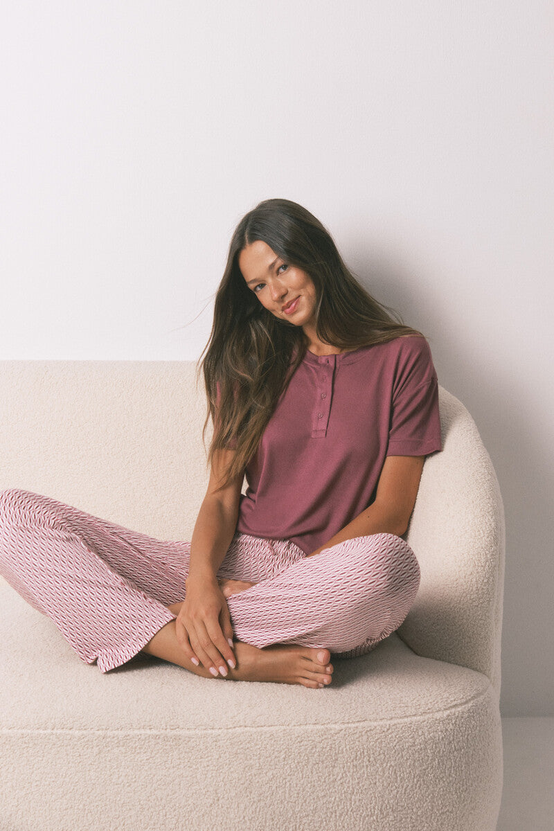 Loose-fitting short-sleeved maroon T-shirt