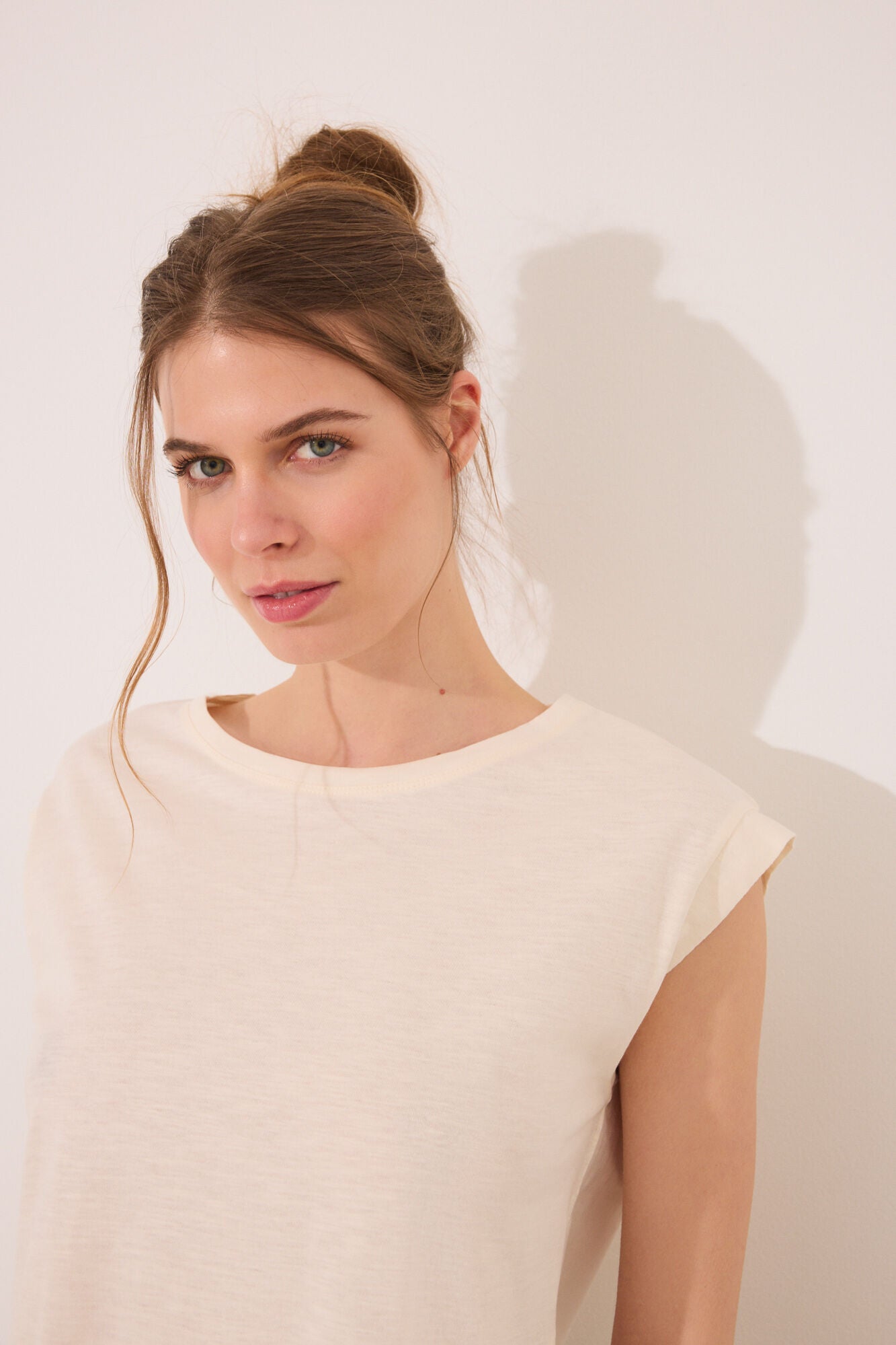 White sleeve T-shirt