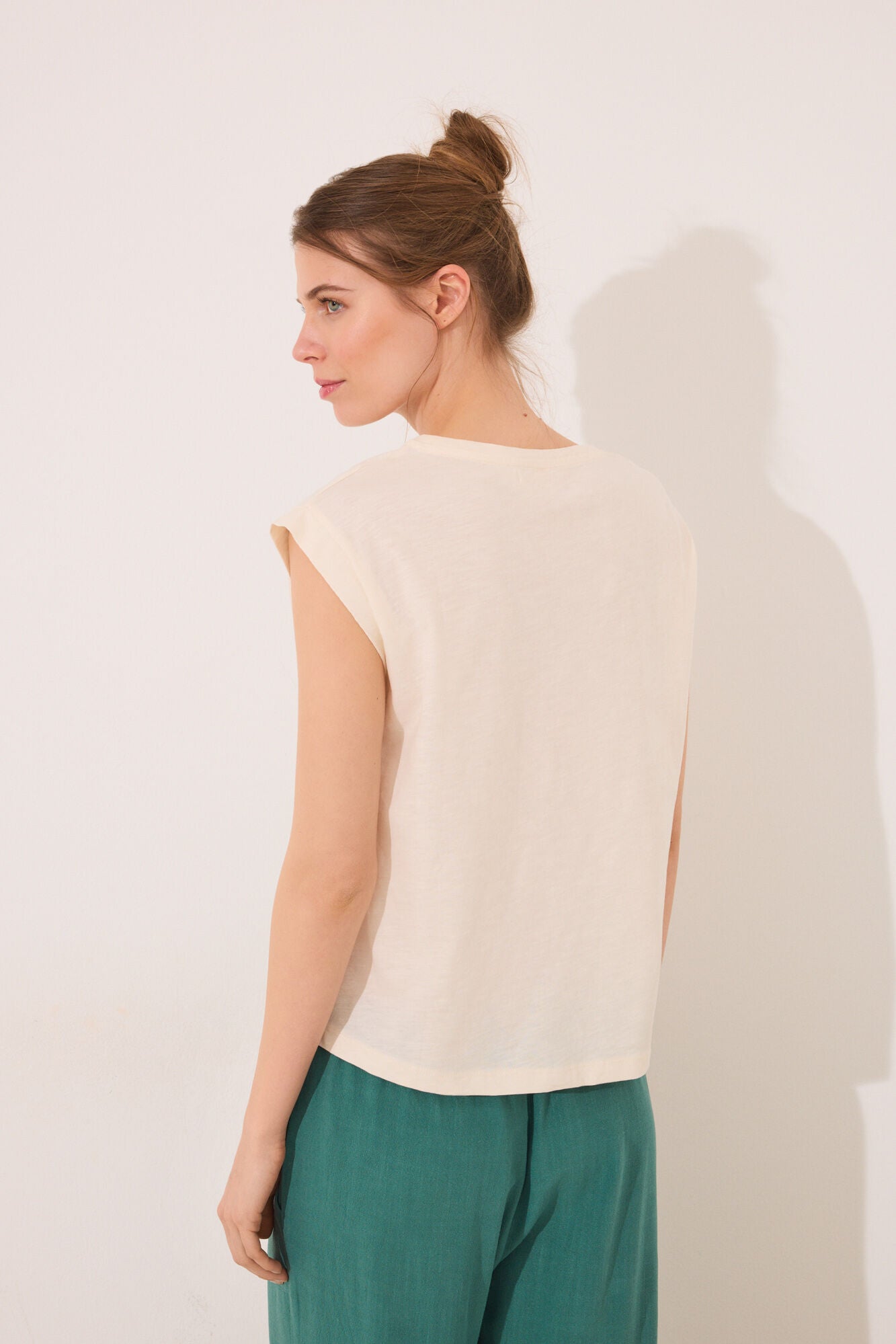 White sleeve T-shirt