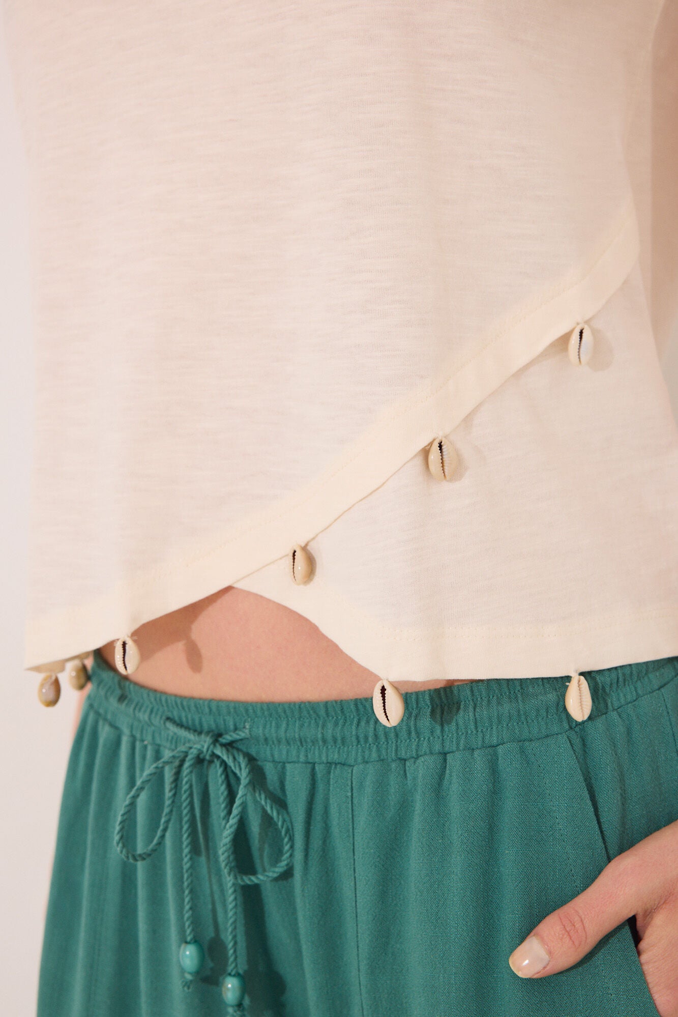 White sleeve T-shirt