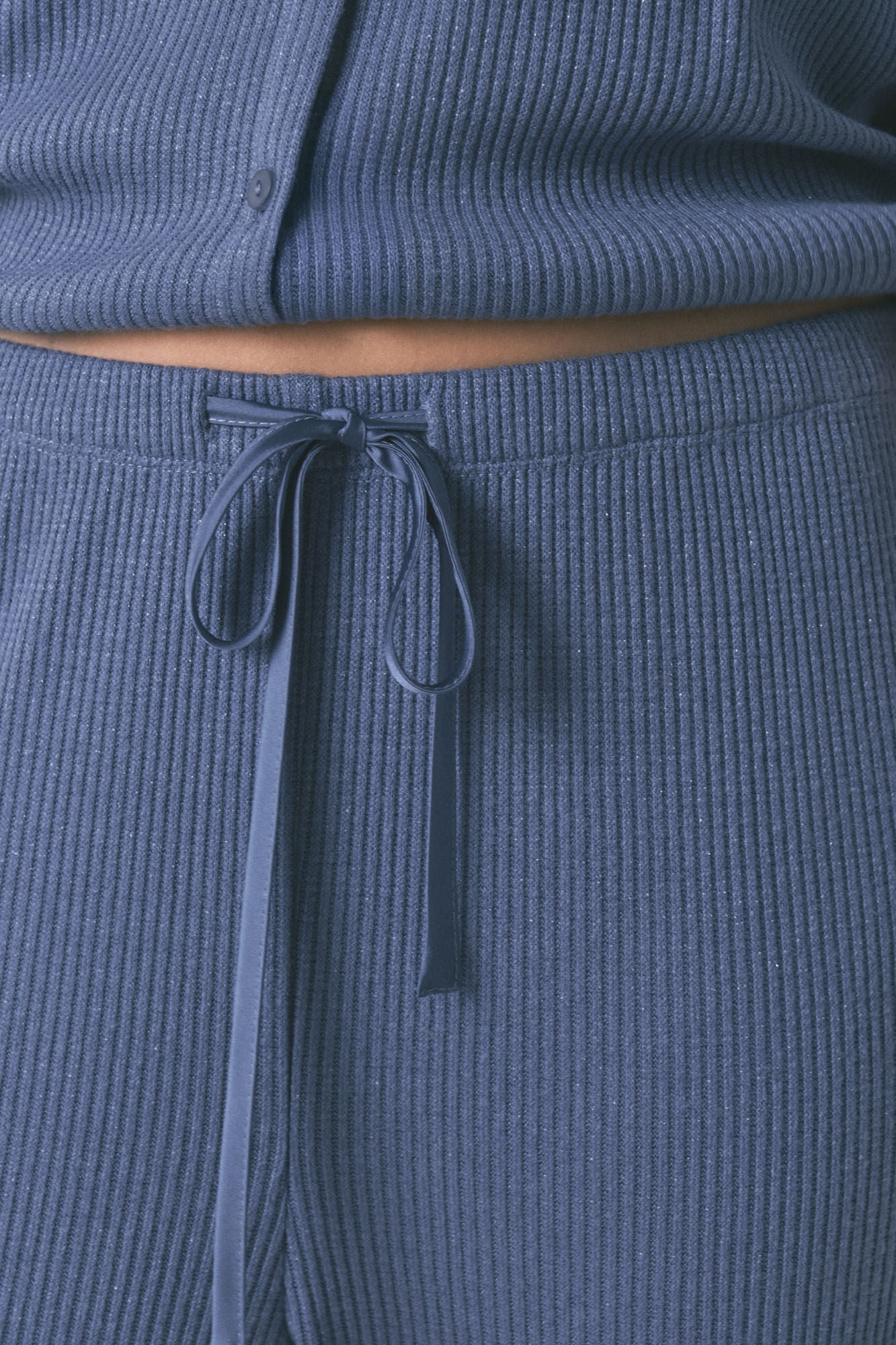 Long ribbed pajamas with a shiny blue effect