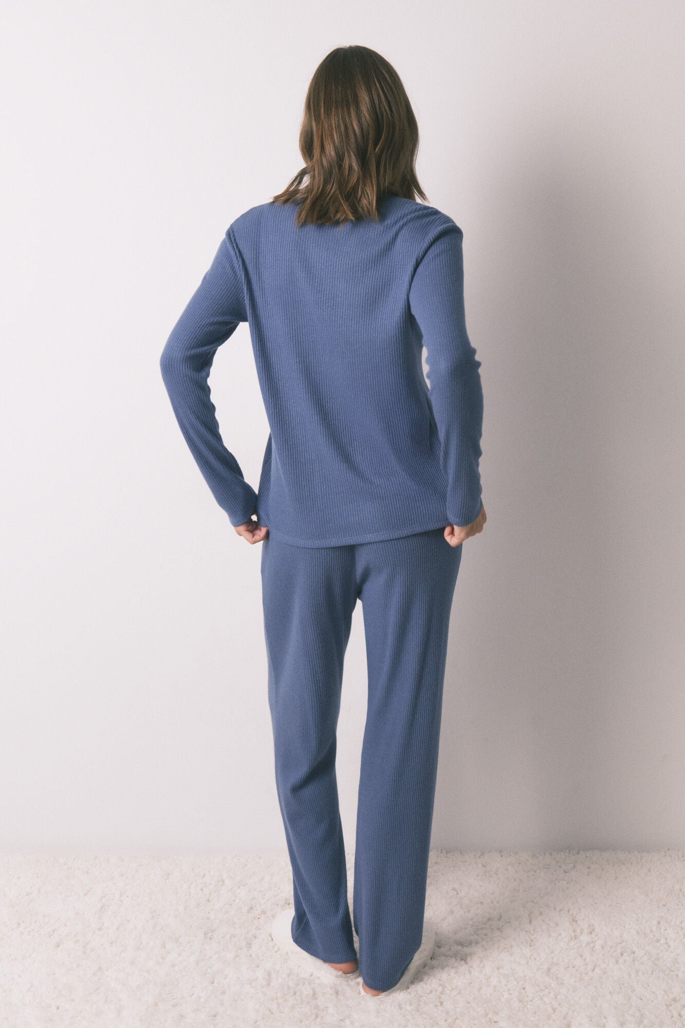 Long ribbed pajamas with a shiny blue effect