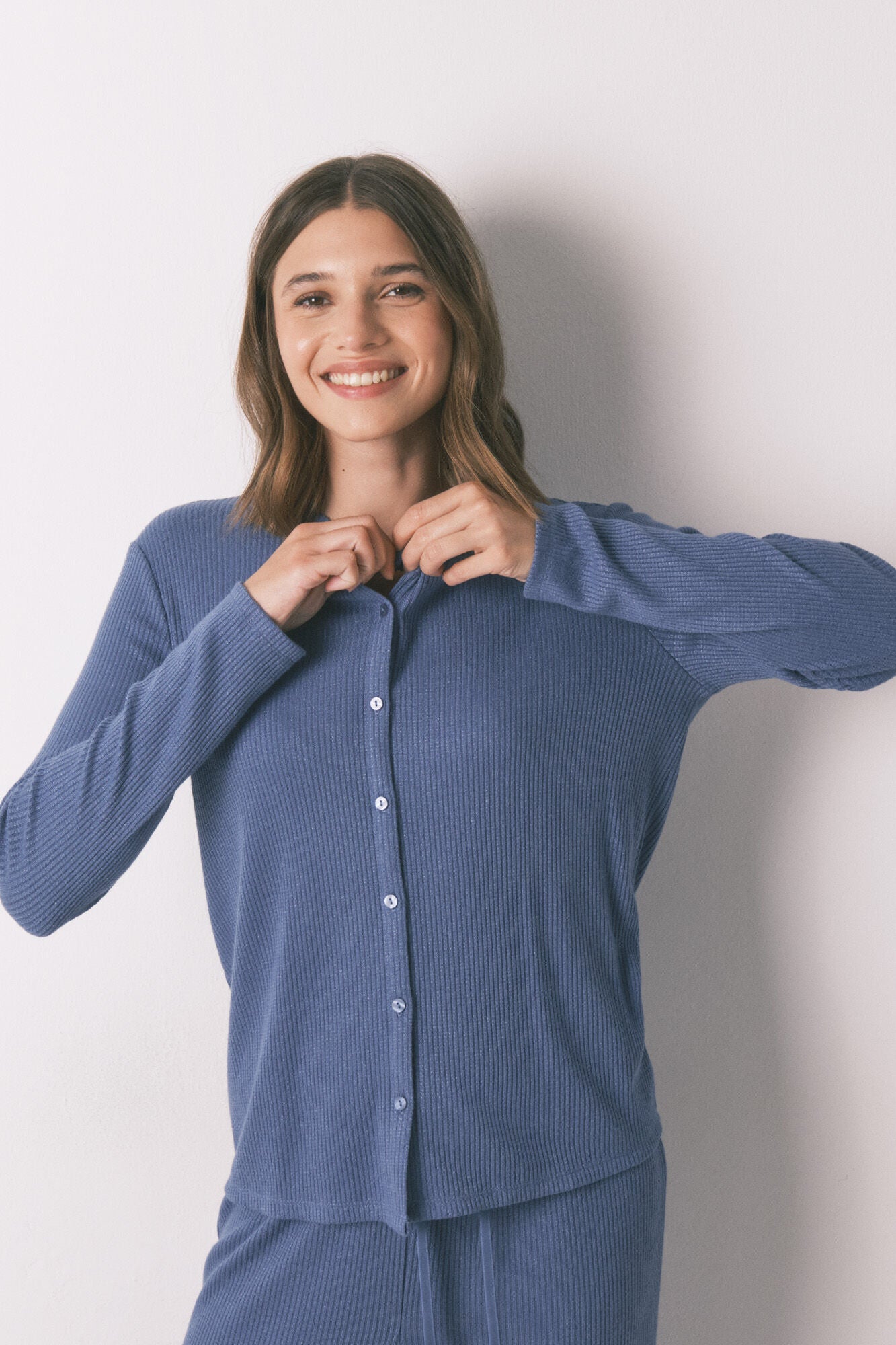 Long ribbed pajamas with a shiny blue effect