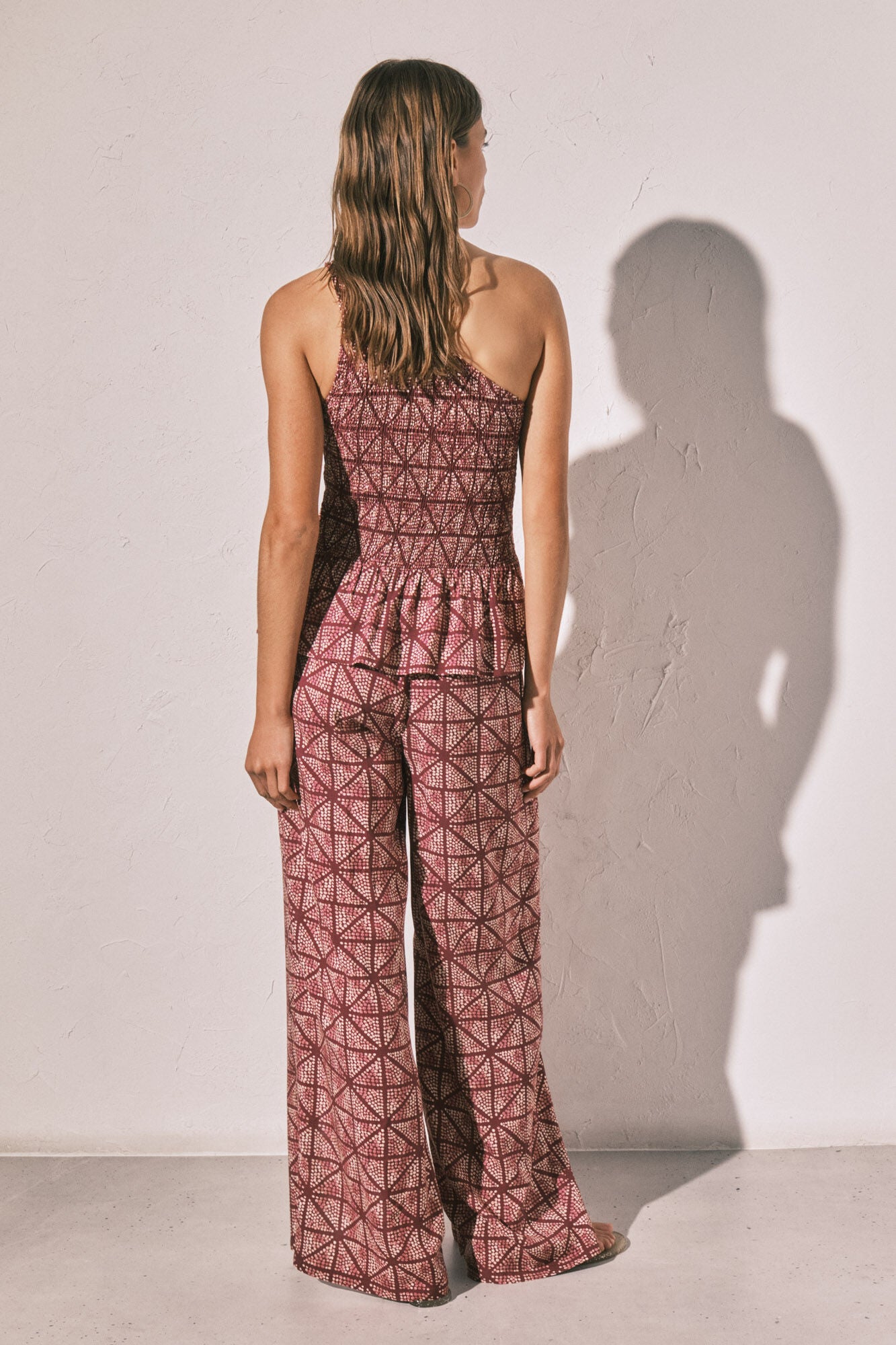 Long trousers with slit at the hem