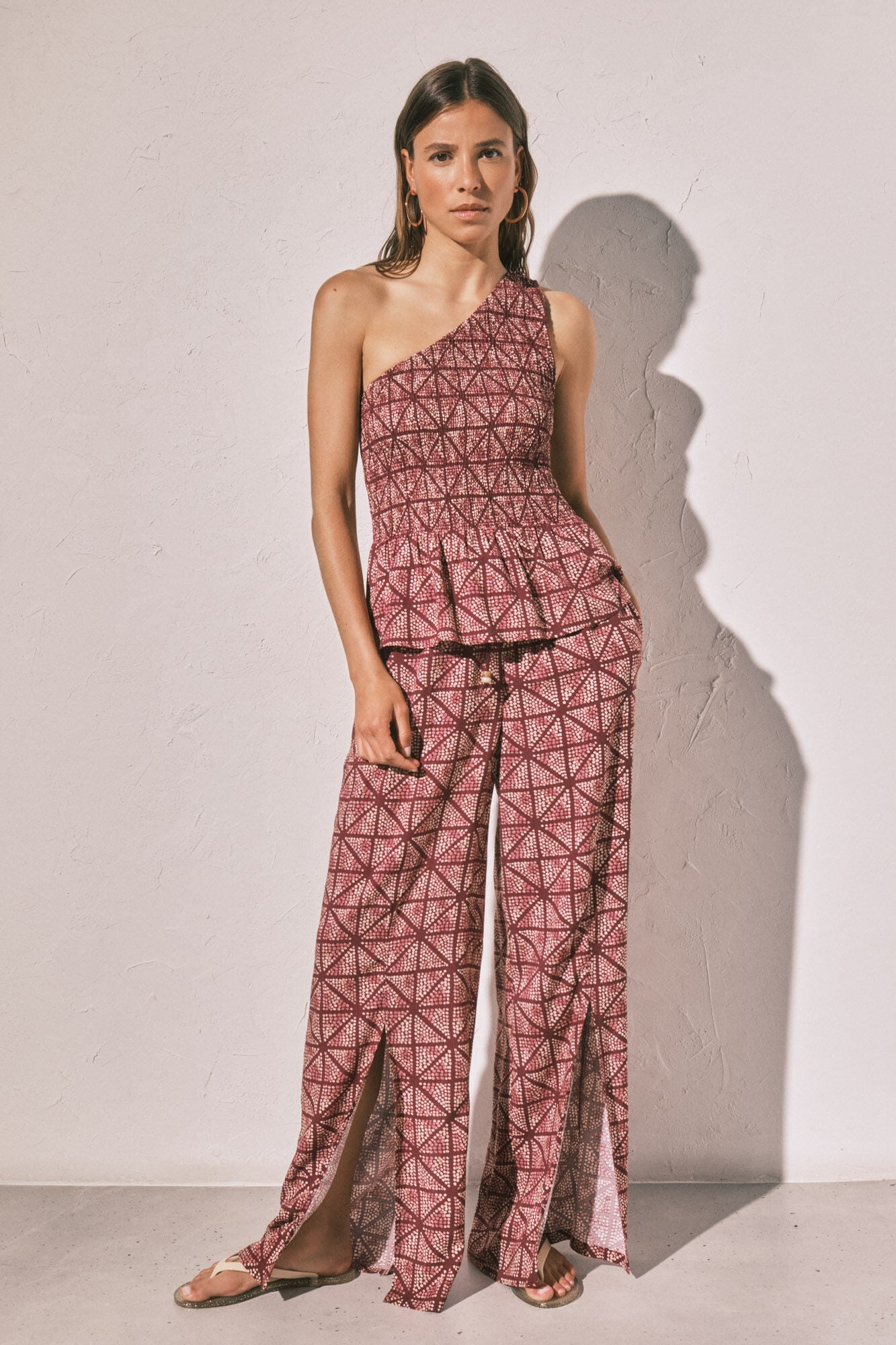 Long trousers with slit at the hem