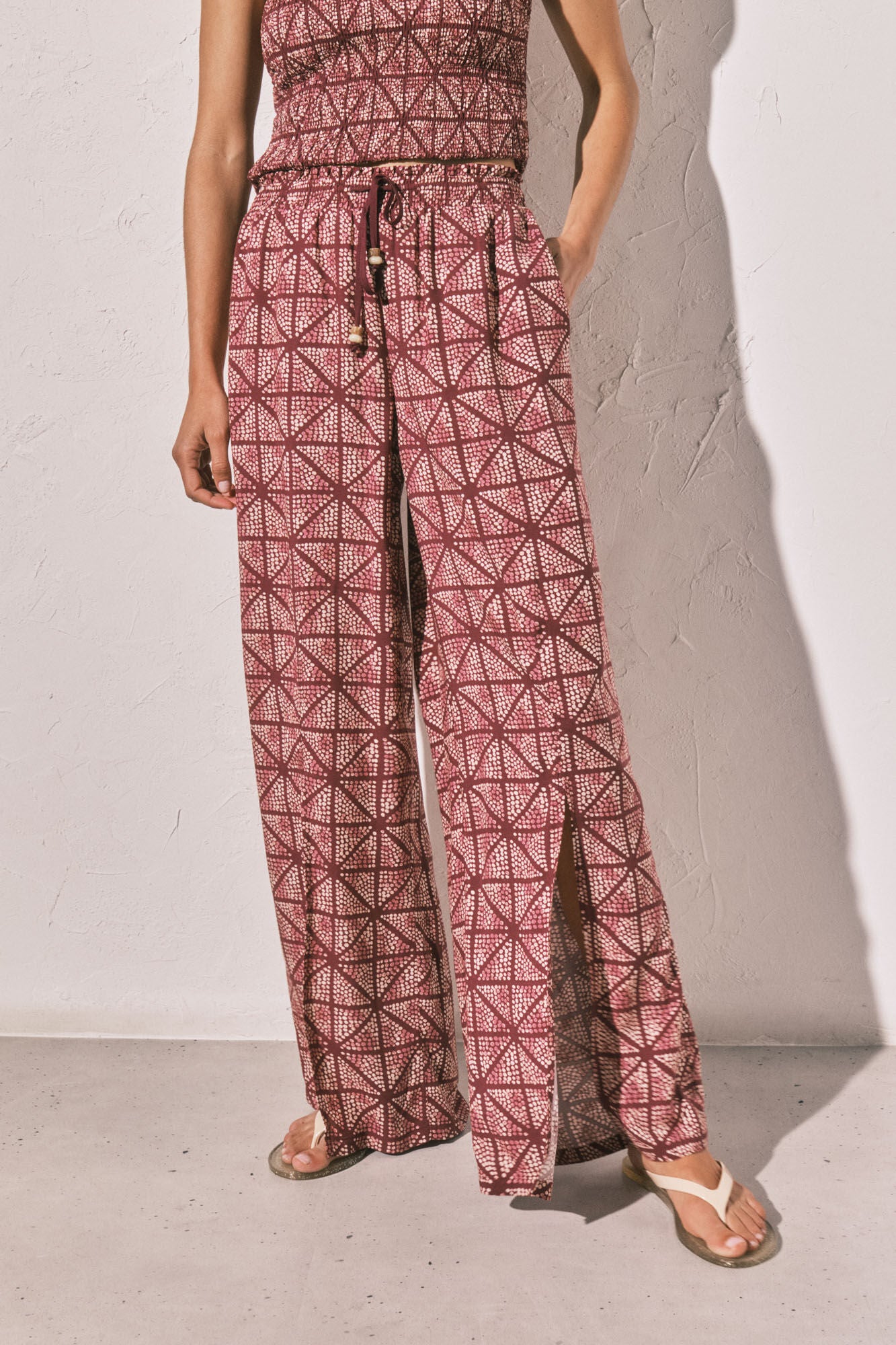 Long trousers with slit at the hem