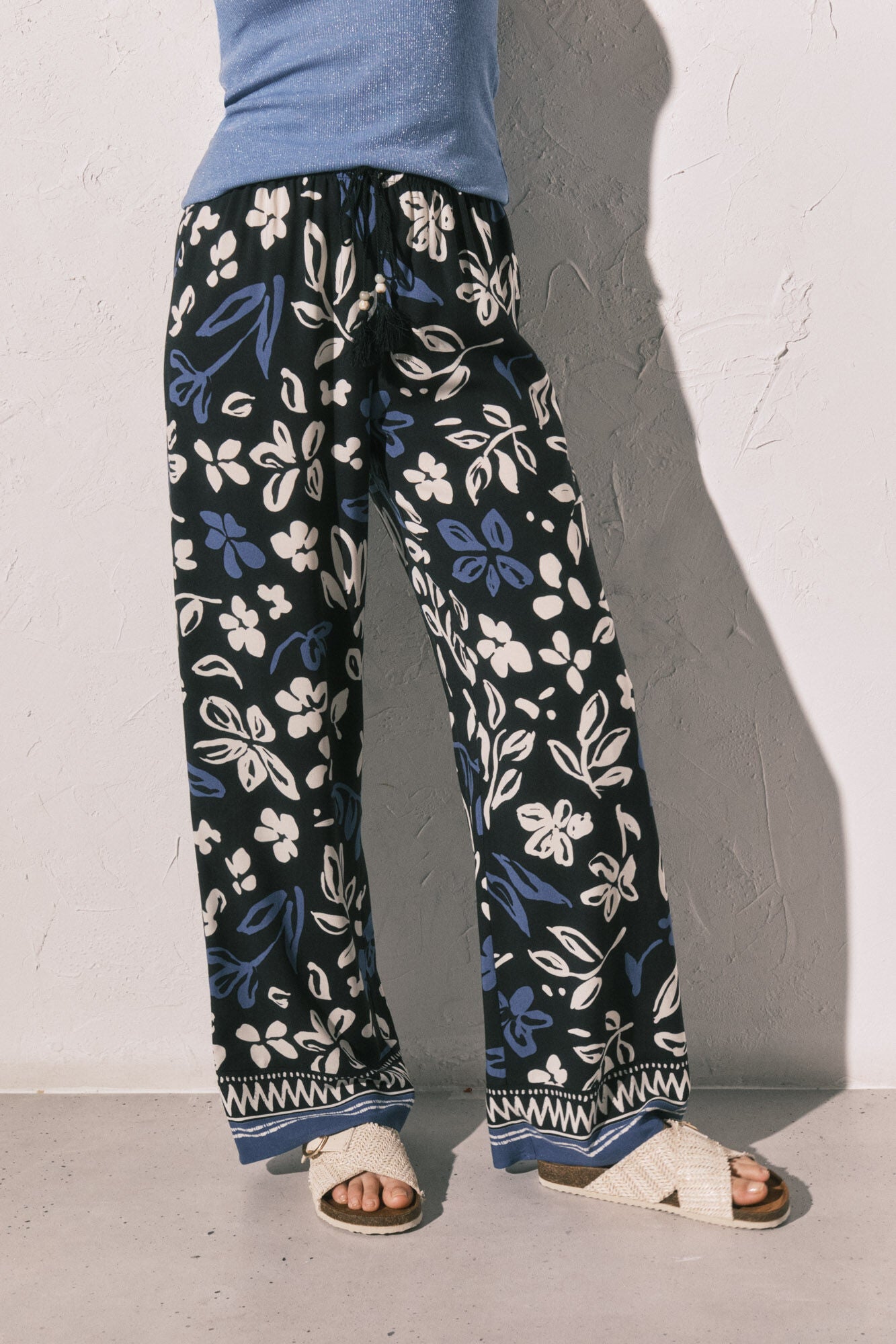 Blue floral print long trousers