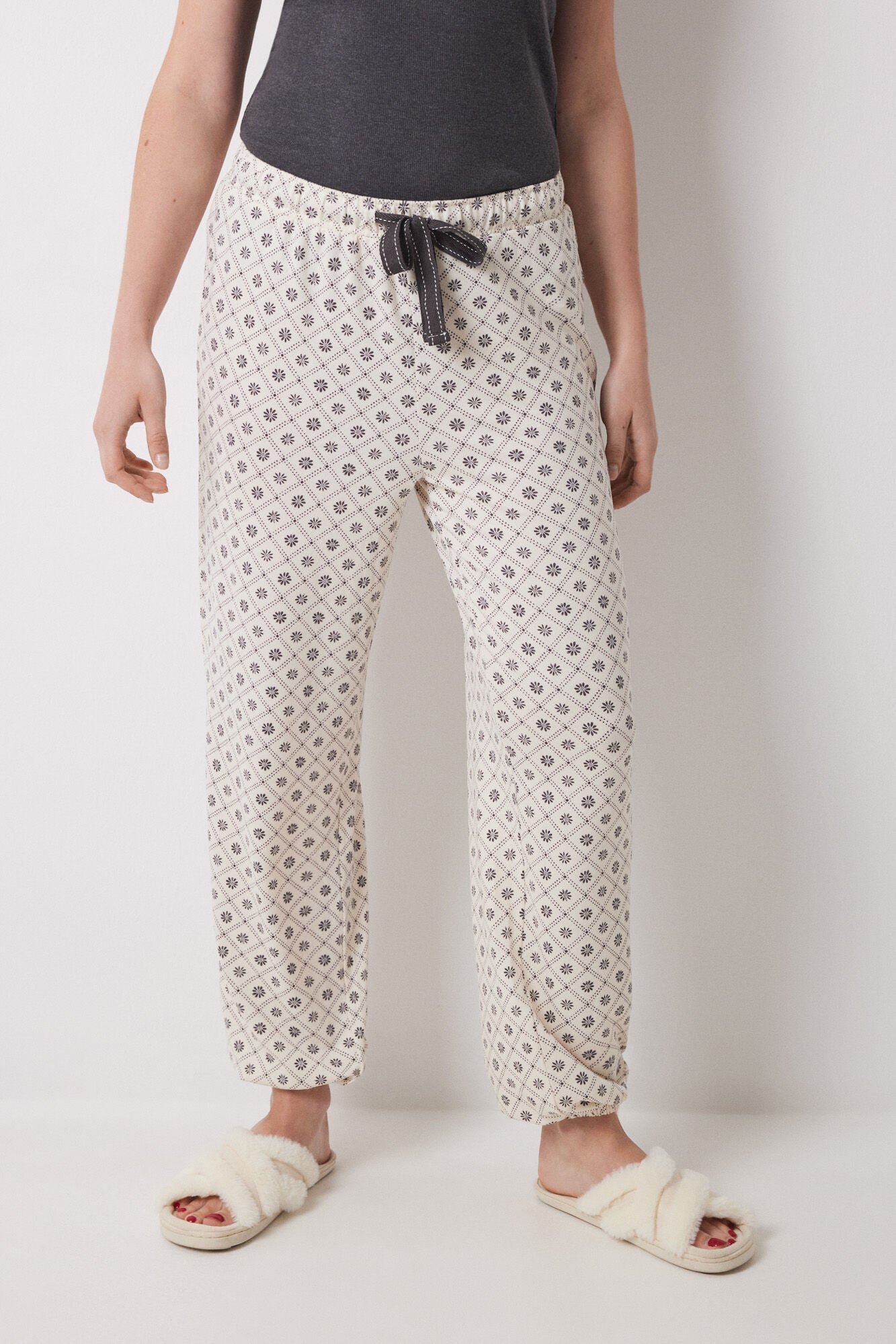 Long carrot trouser with checkered and floral print