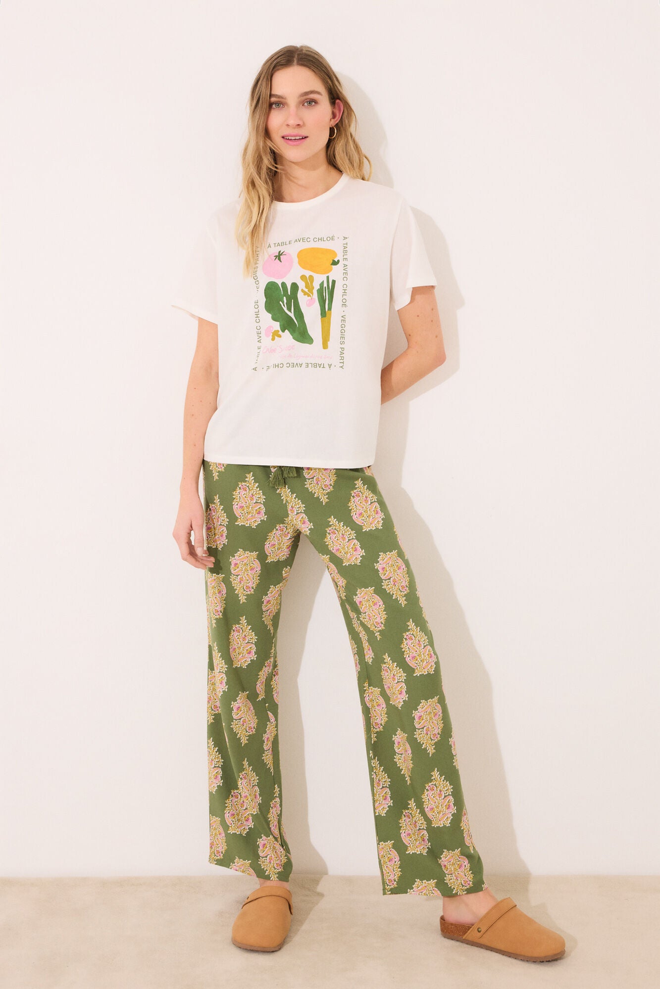 Long trouser with viscose flowers