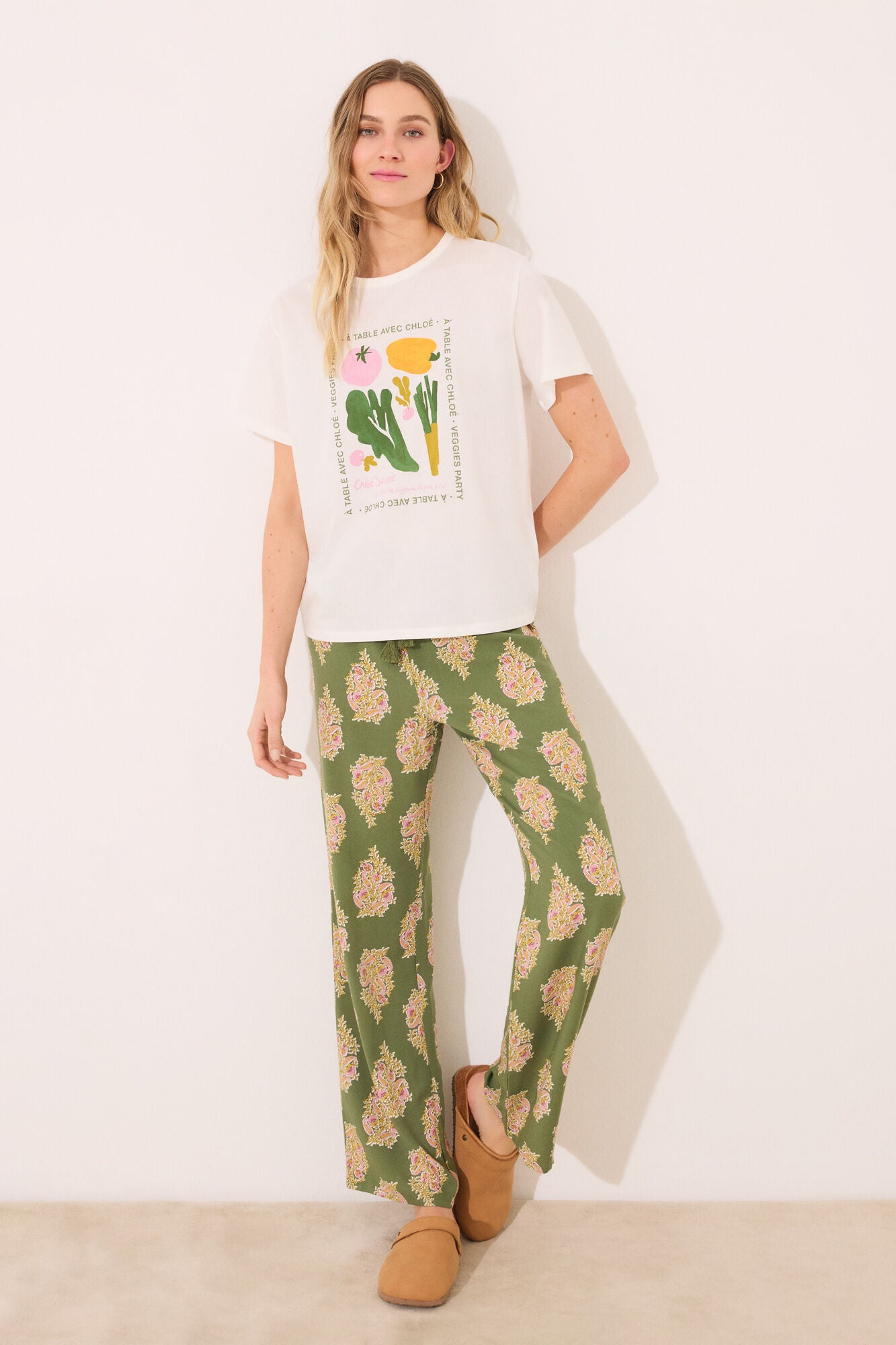 Long trouser with viscose flowers