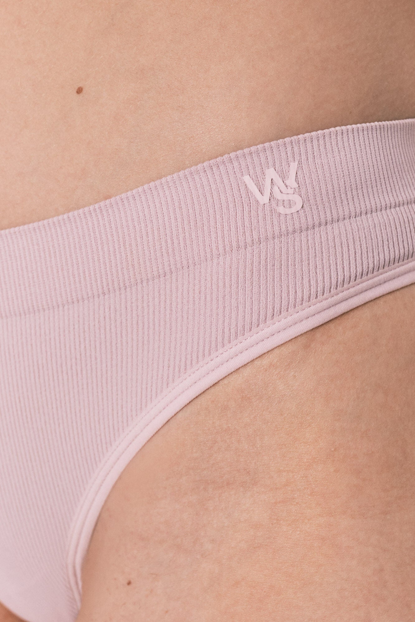 Seamless ribbed wide thong in pink