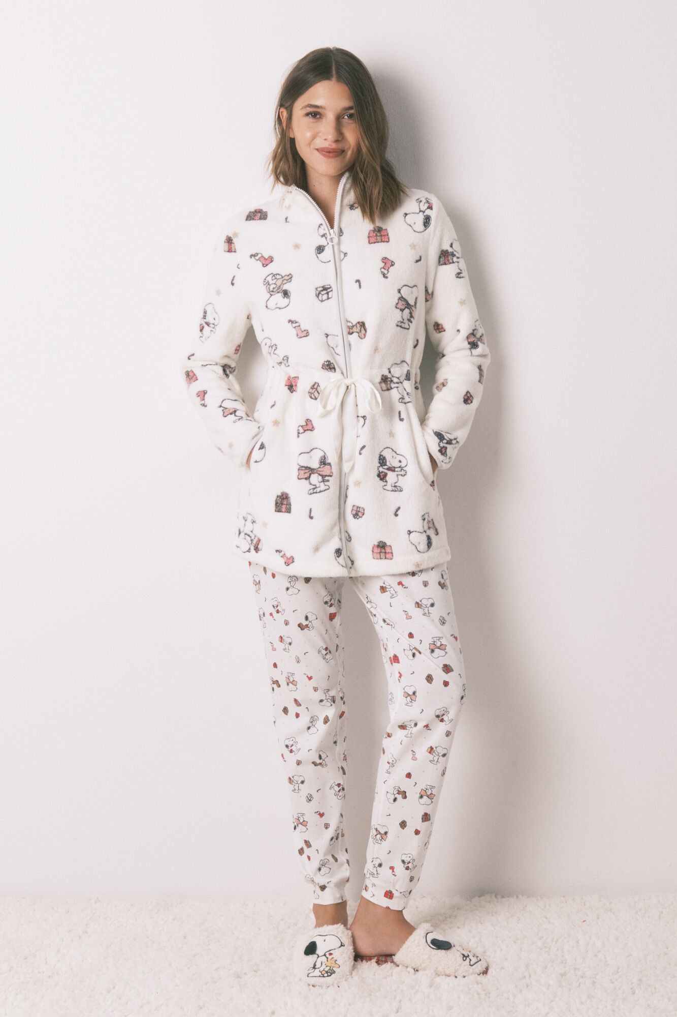 Short white fleece robe with Snoopy print