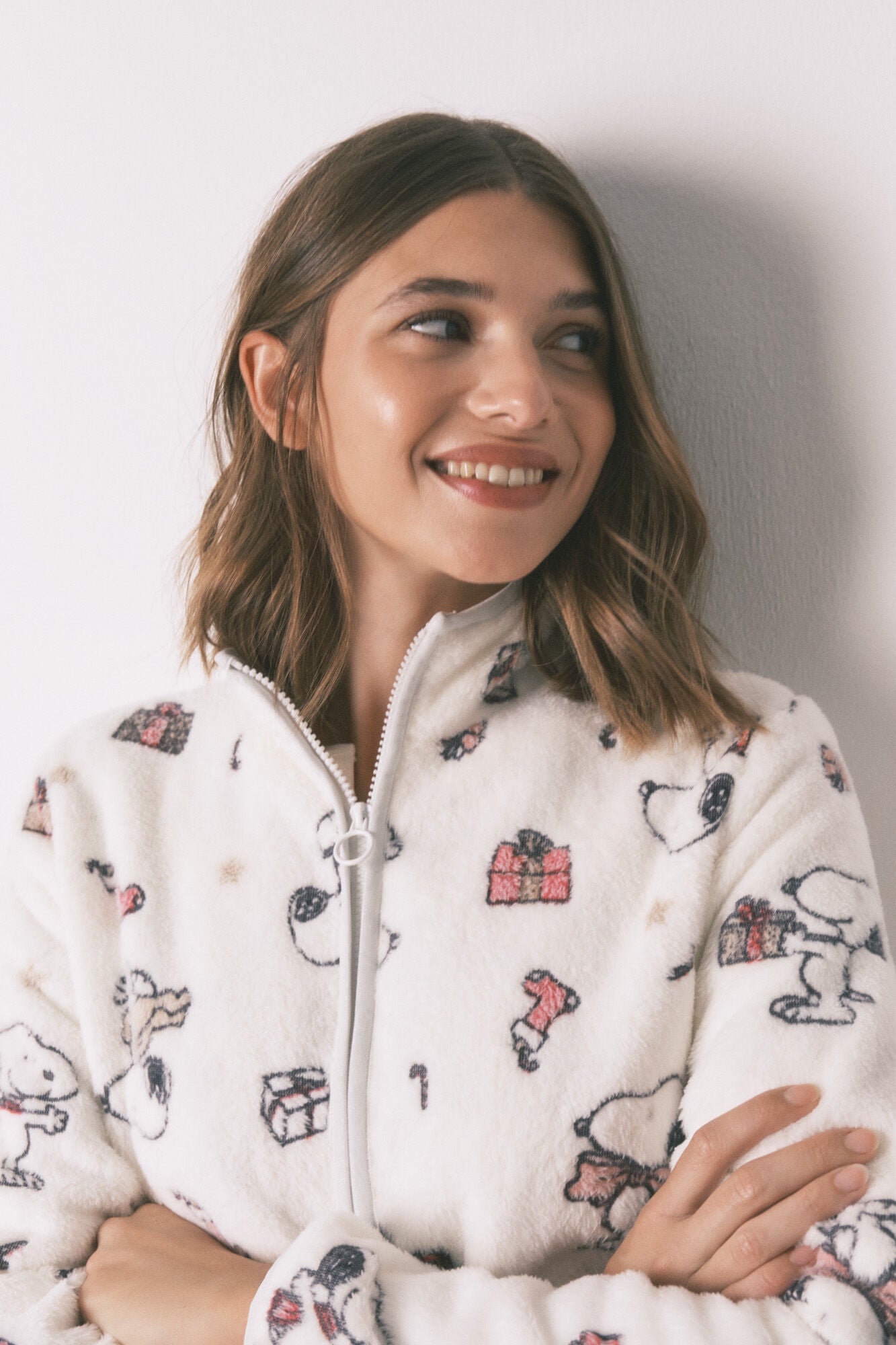 Short white fleece robe with Snoopy print