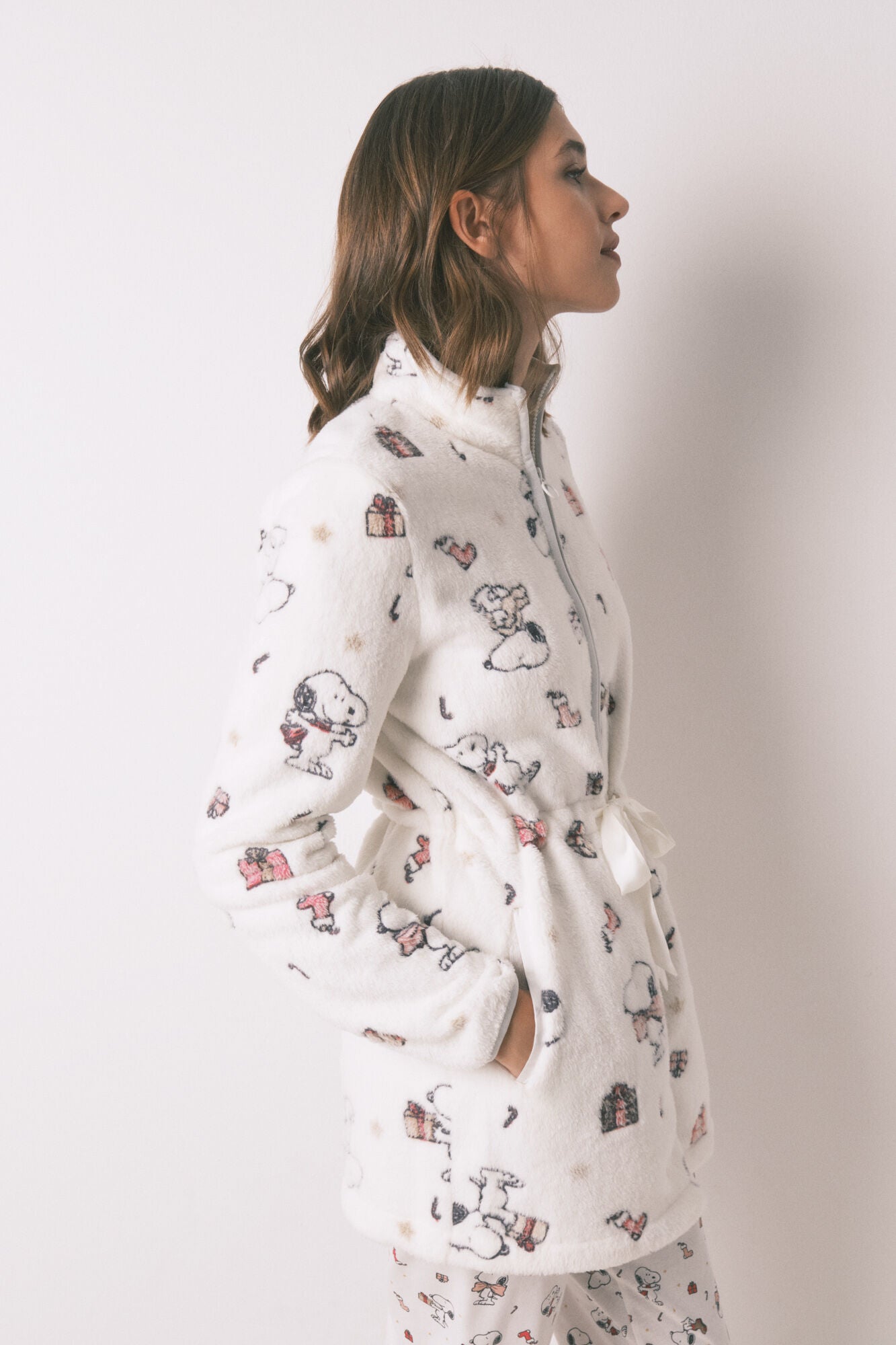 Short white fleece robe with Snoopy print