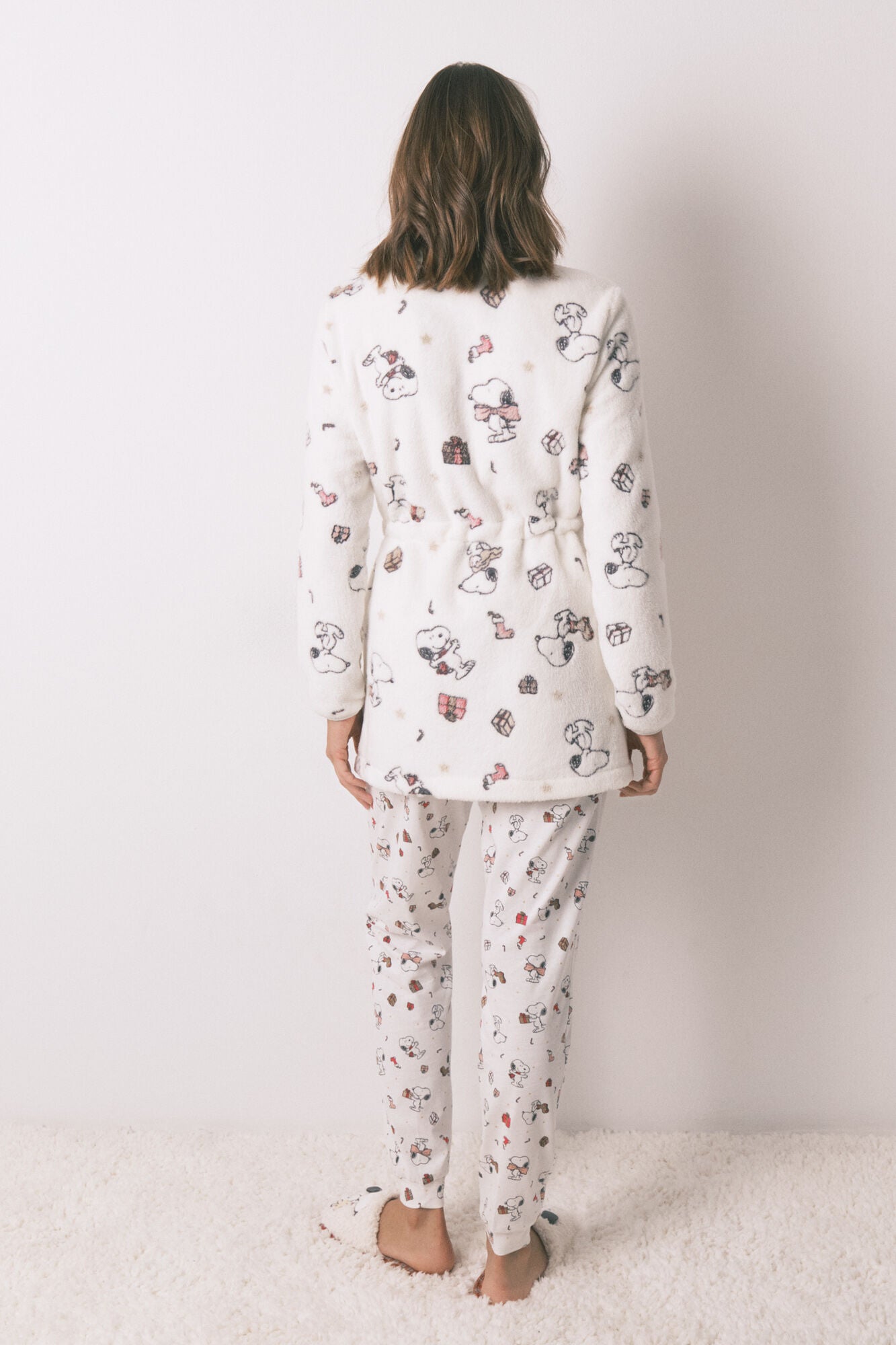 Short white fleece robe with Snoopy print