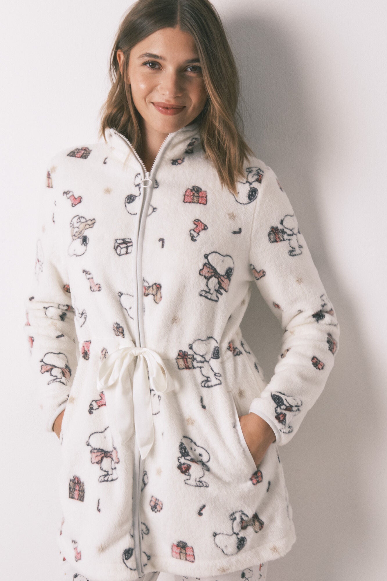 Short white fleece robe with Snoopy print