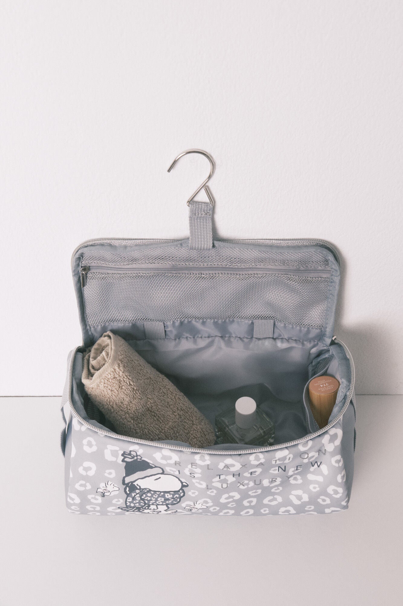 Snoopy animal print zippered toiletry bag