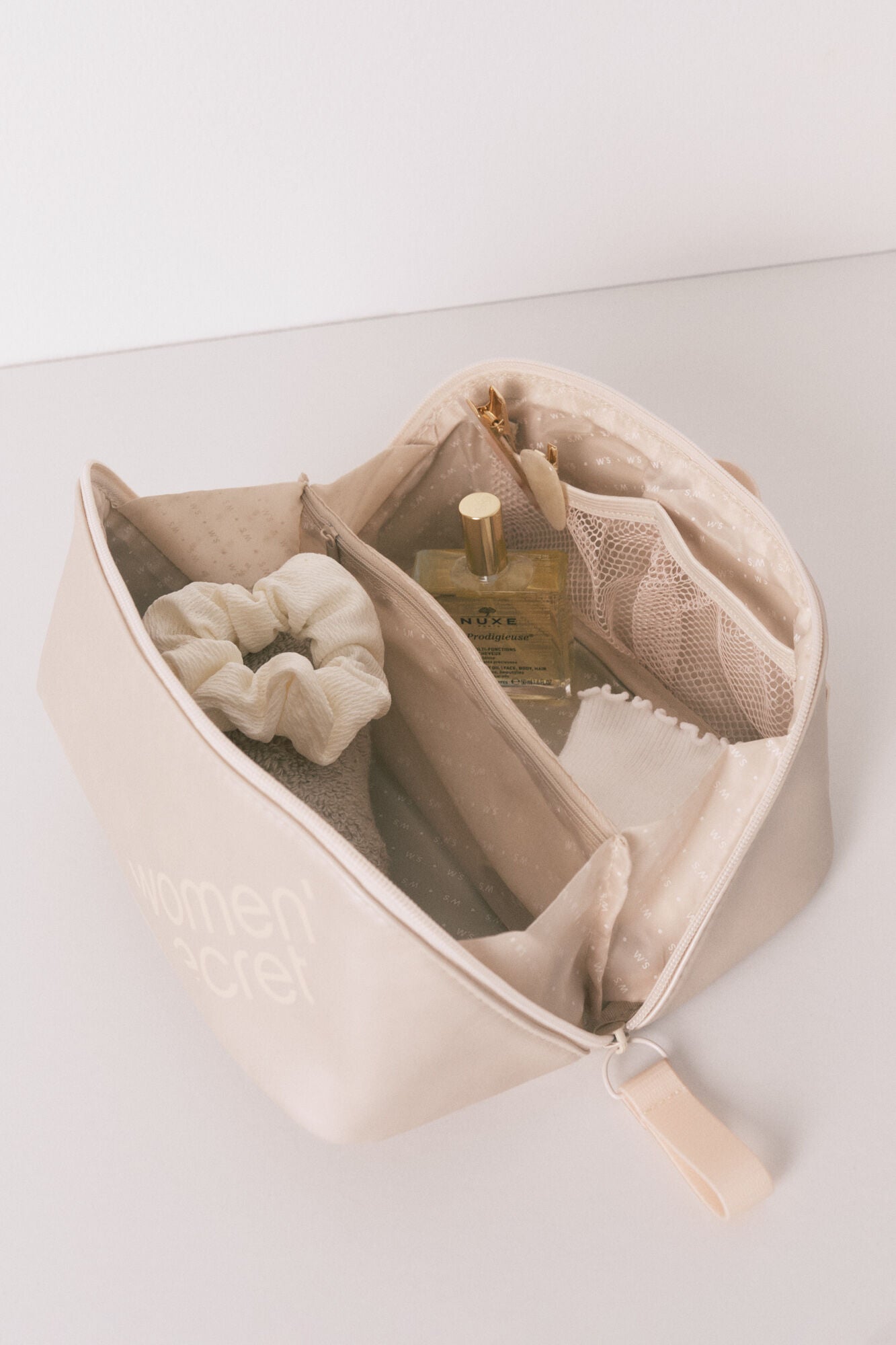 Small ivory metalized rubber vanity case