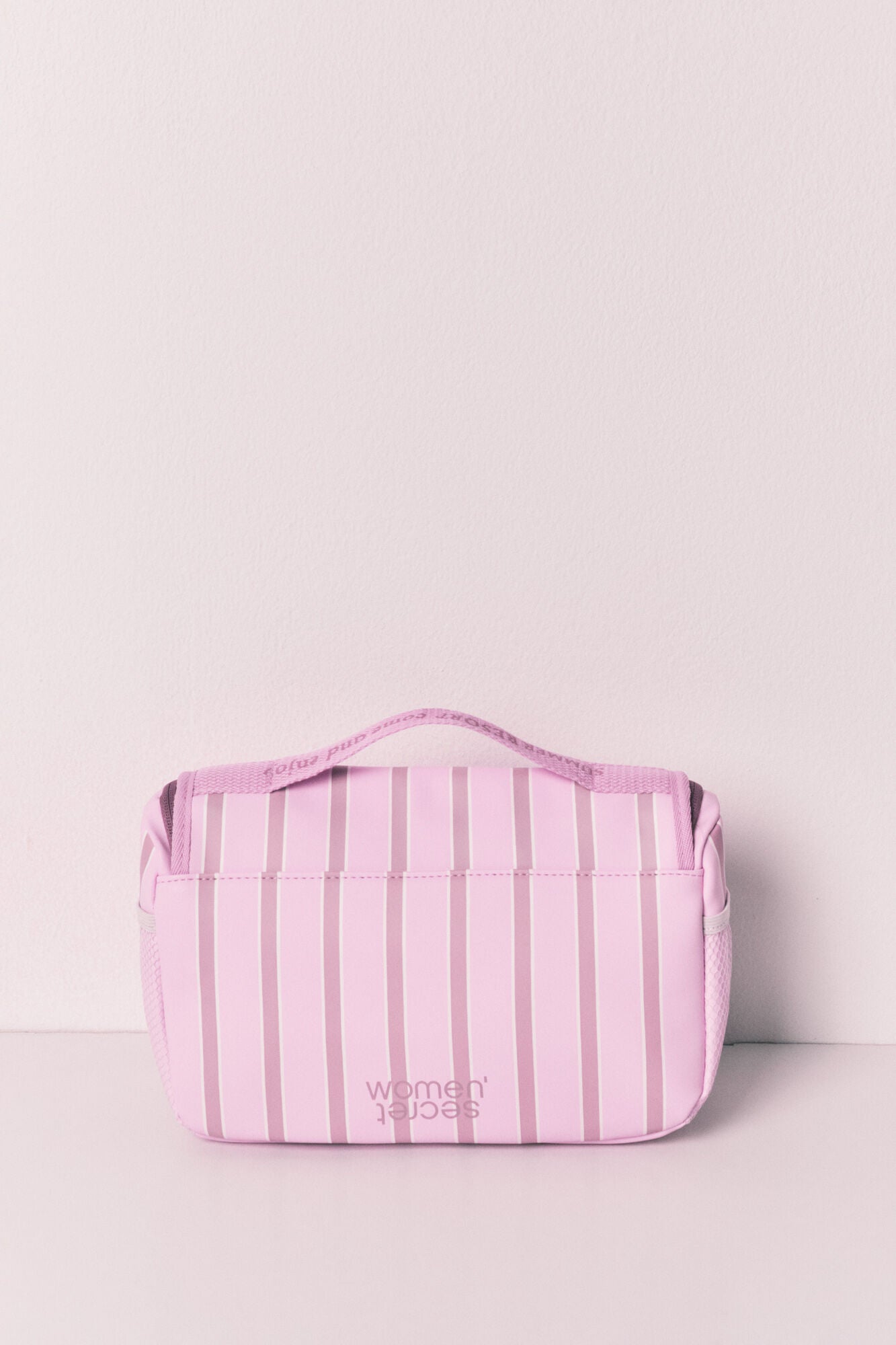 SmileyWorld¨ hanging vanity case