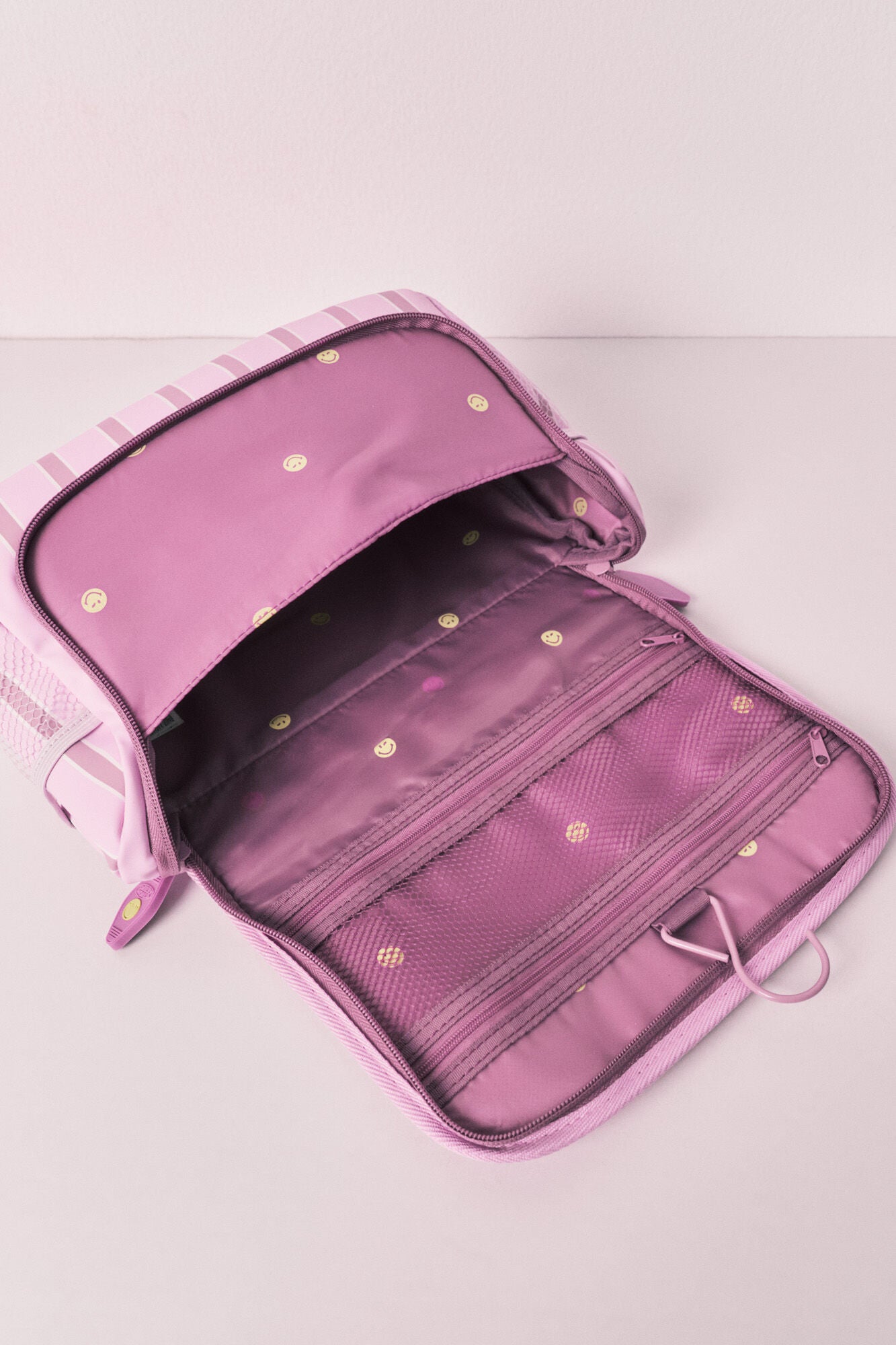 SmileyWorld¨ hanging vanity case