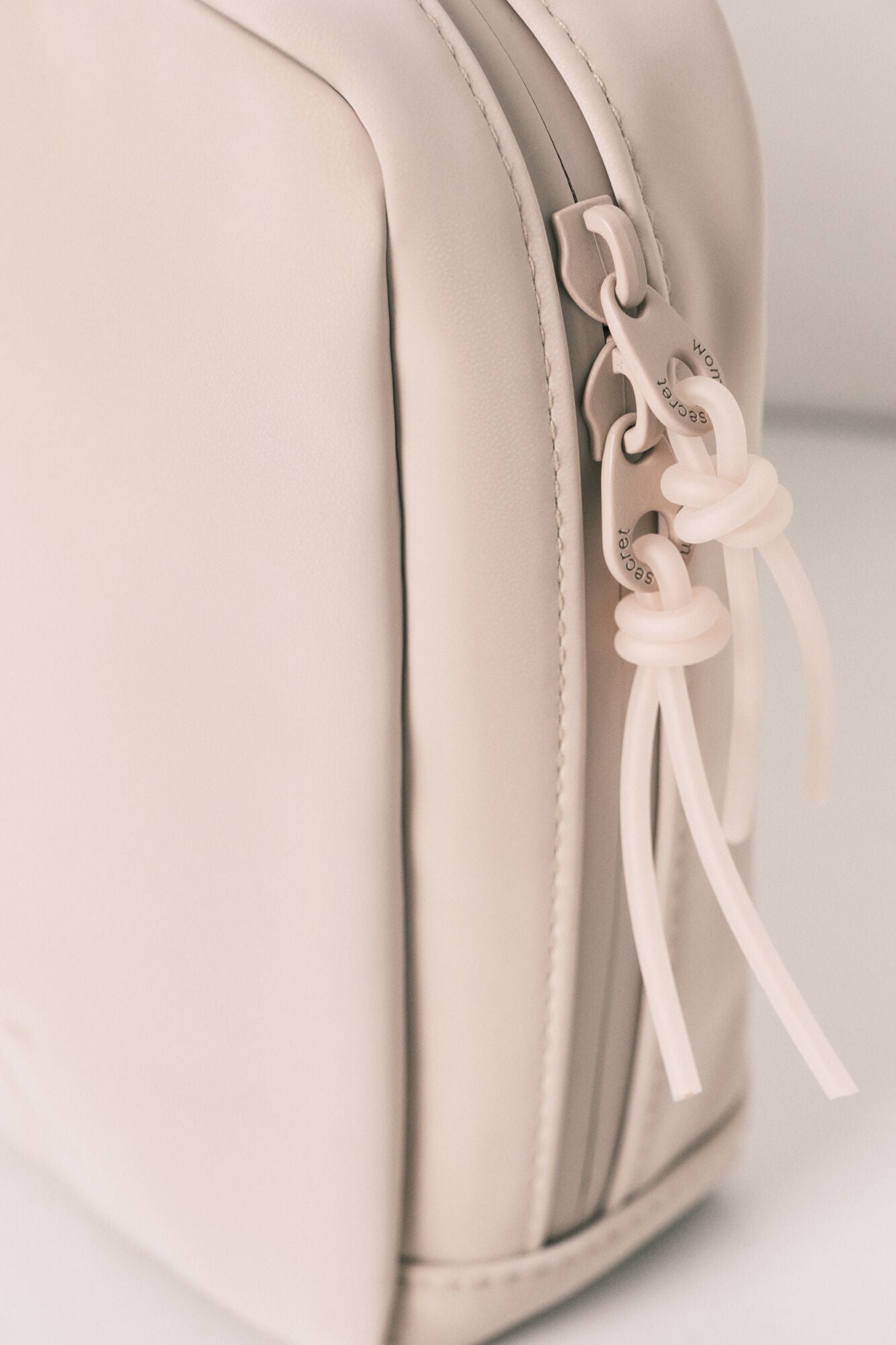 Beige large vanity case