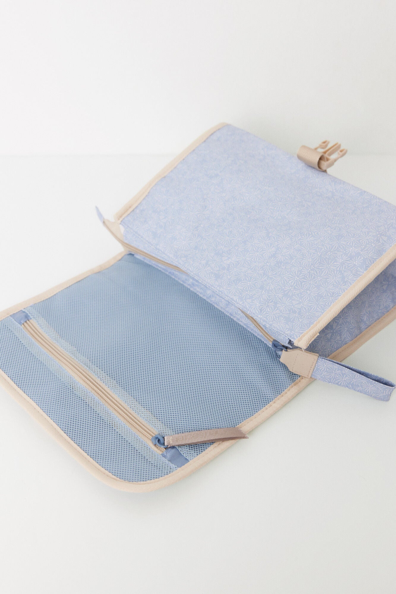 Medium blue Snoopy vanity case