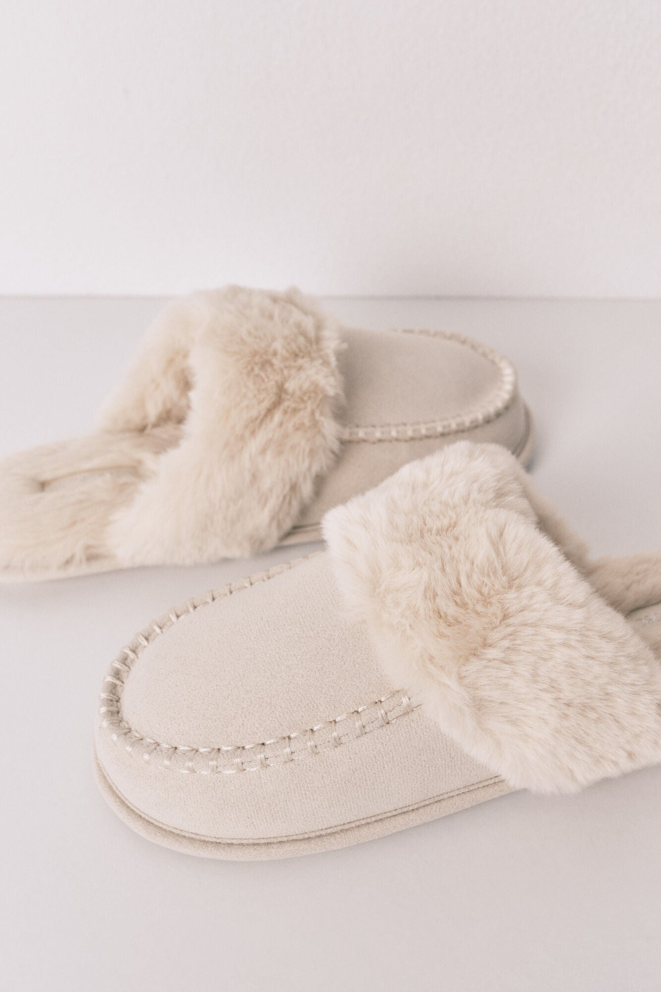 Beige synthetic fur house slippers