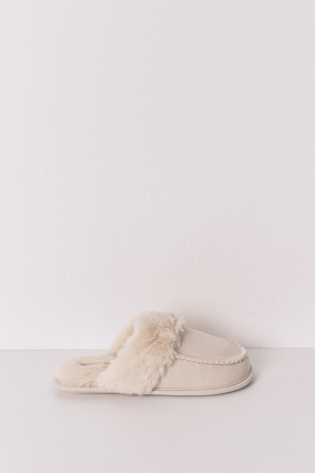 Beige synthetic fur house slippers